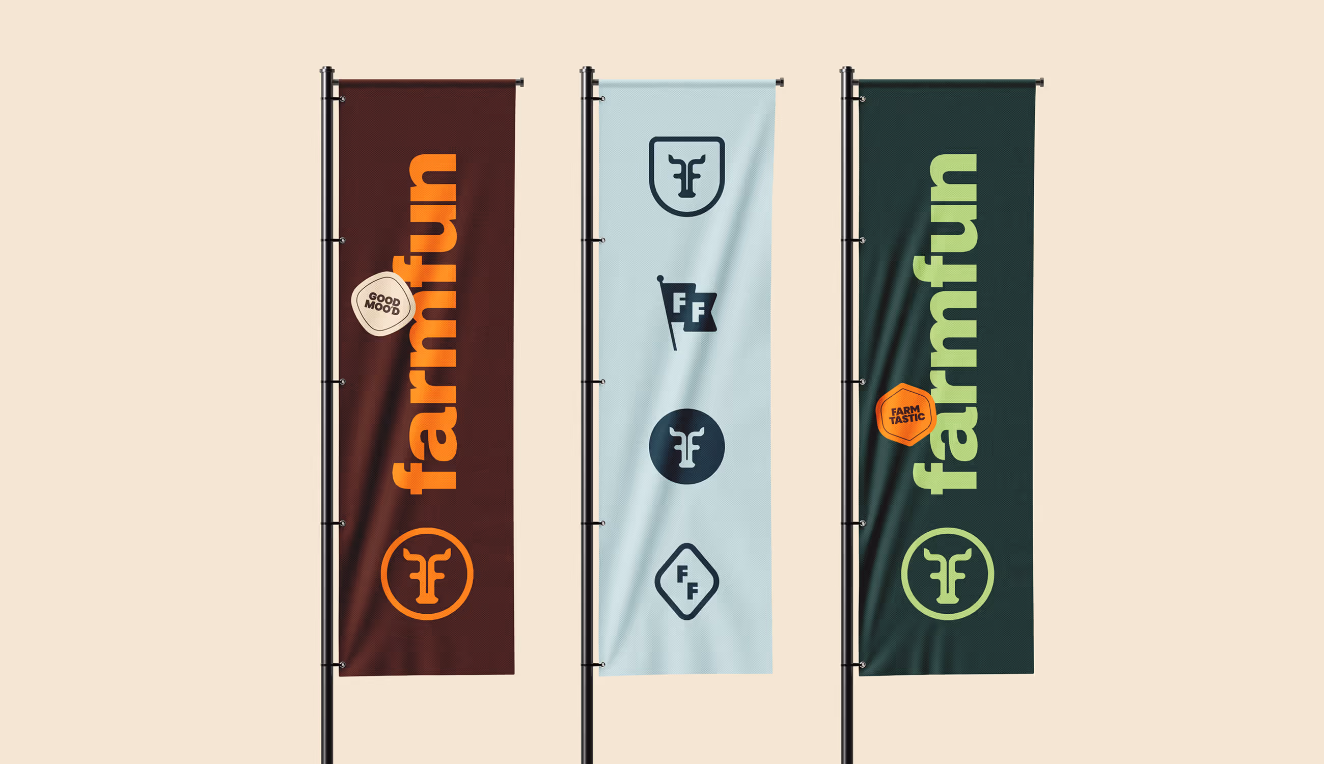 Drie verticale vlaggen met FarmFun-logo’s en badges in frisgroen, lichtblauw en wijnrood — opvallend en uitnodigend.