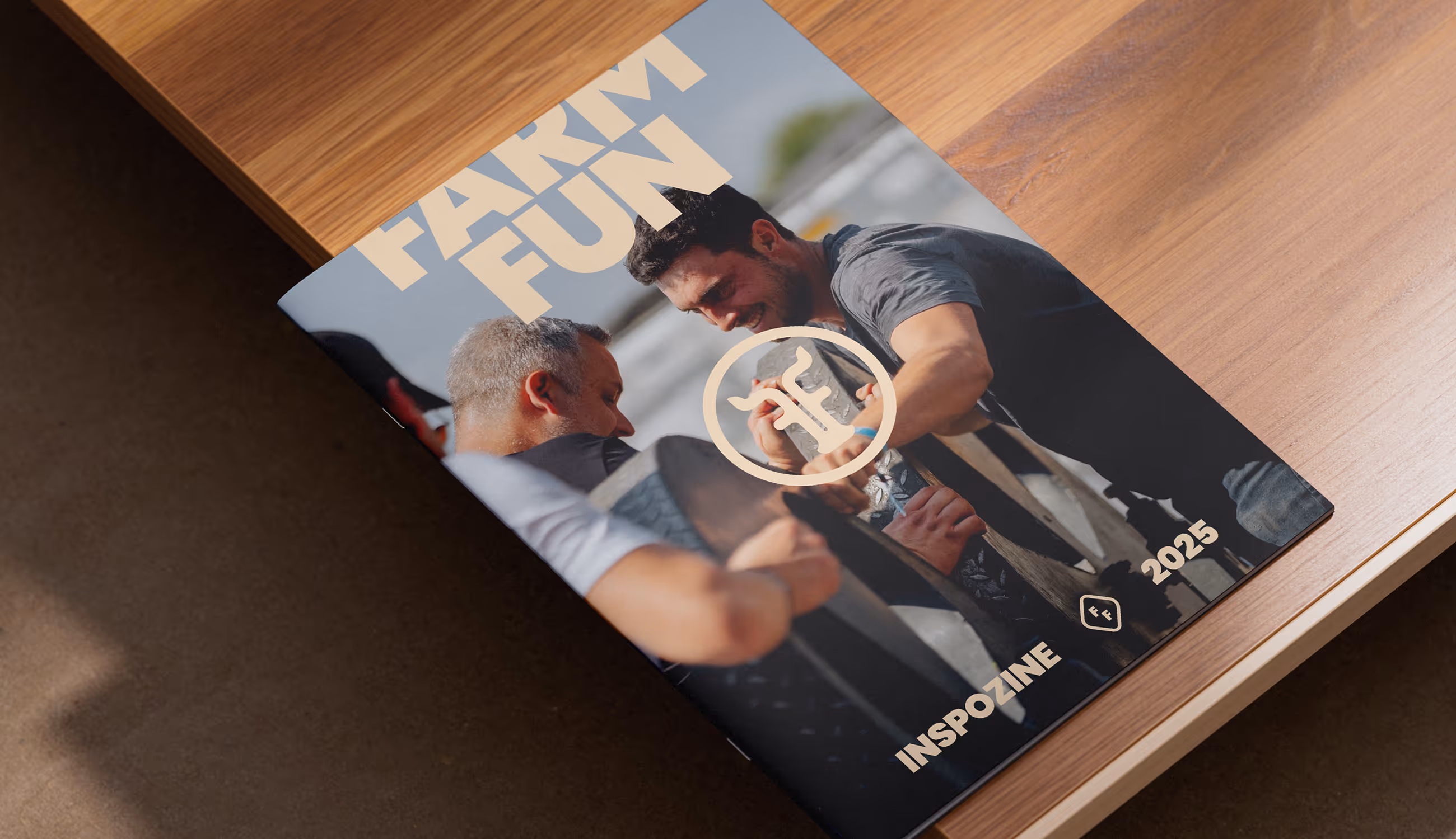 FarmFun-inspozine met coverfoto van lachende deelnemers in actie — speels, uitnodigend en herkenbaar in huisstijl.