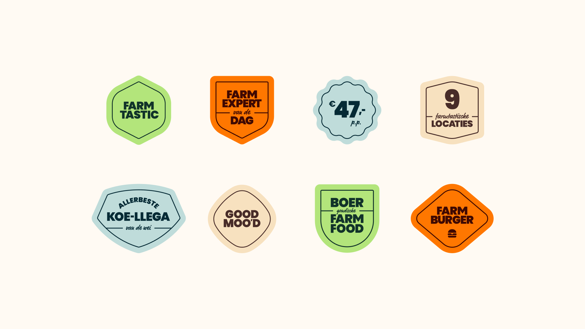 Set van acht kleurrijke badges met speelse teksten als “Farmtastic”, “Koe-llega” en “Good Moo’d” — vrolijke knipoog naar het boerenleven.