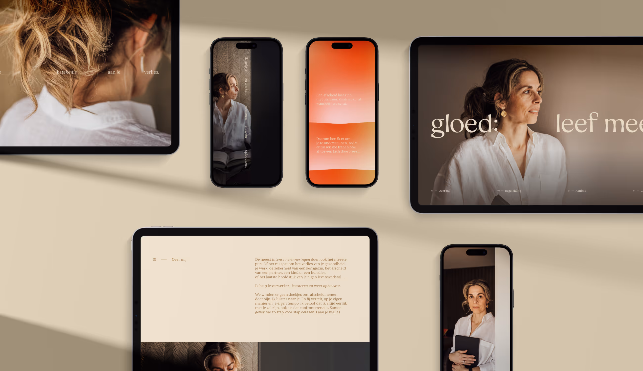 Verschillende schermen met websiteontwerpen van Gloed: portretten, typografie en warme kleuren die sereniteit en menselijkheid uitstralen.