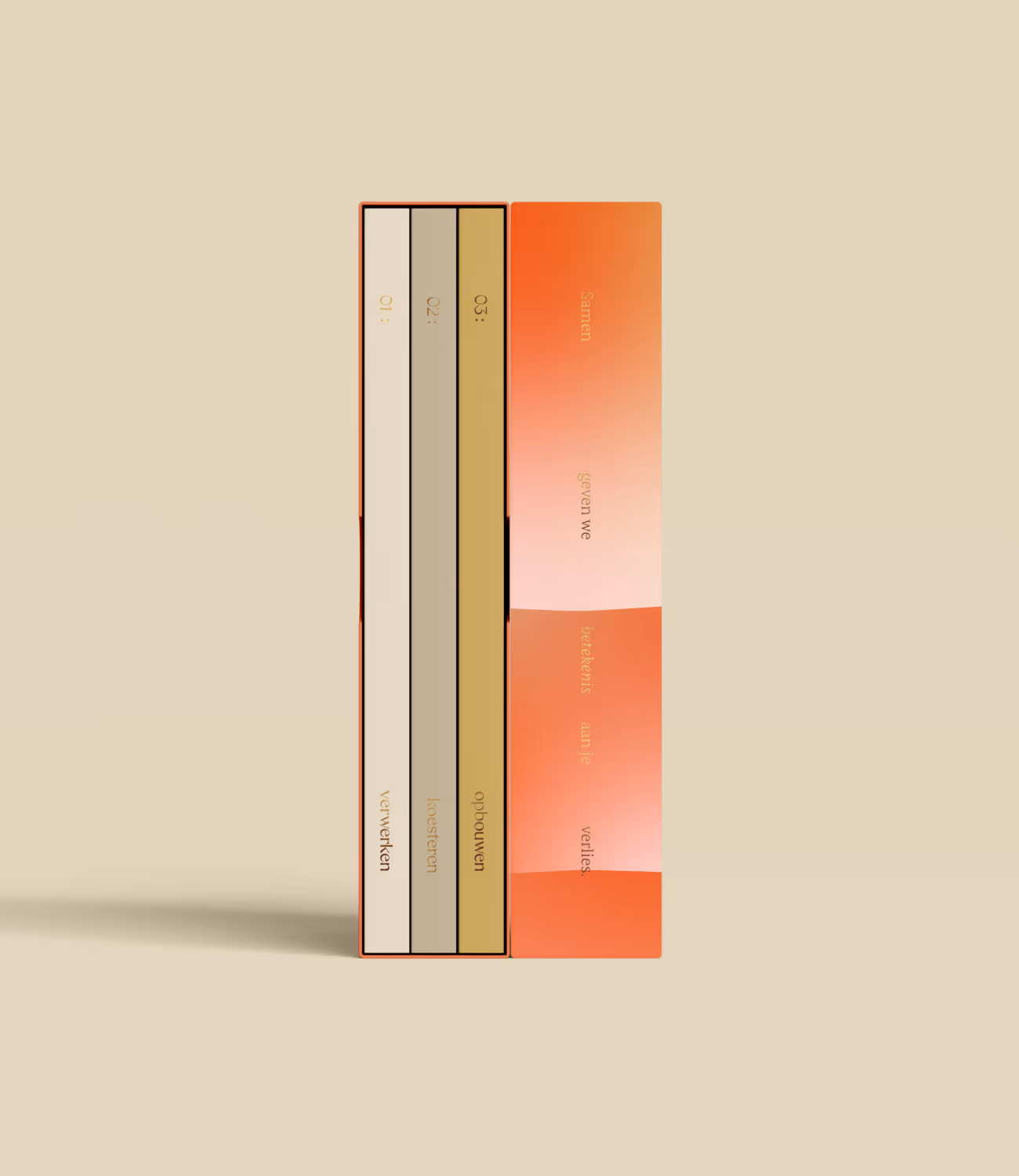 Een openstaande boekenbox met een warme kleurverloophoes en goudkleurig logo. Een beeld van zorg, kwaliteit en emotionele verfijning.