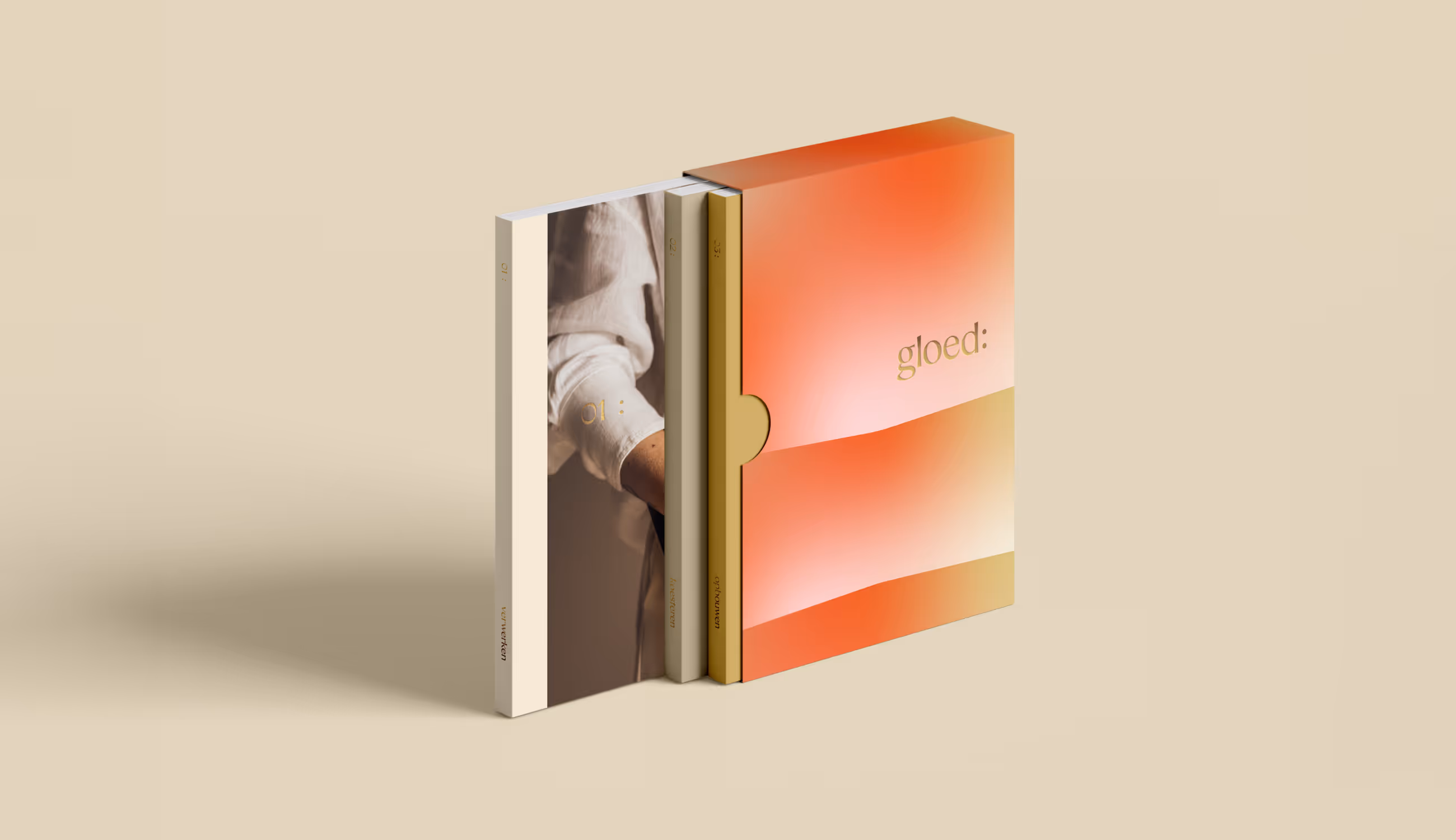 Drie boeken in een warme gradientdoos in tinten van oranje, perzik en goud. De verfijnde afwerking ademt aandacht en zorg.