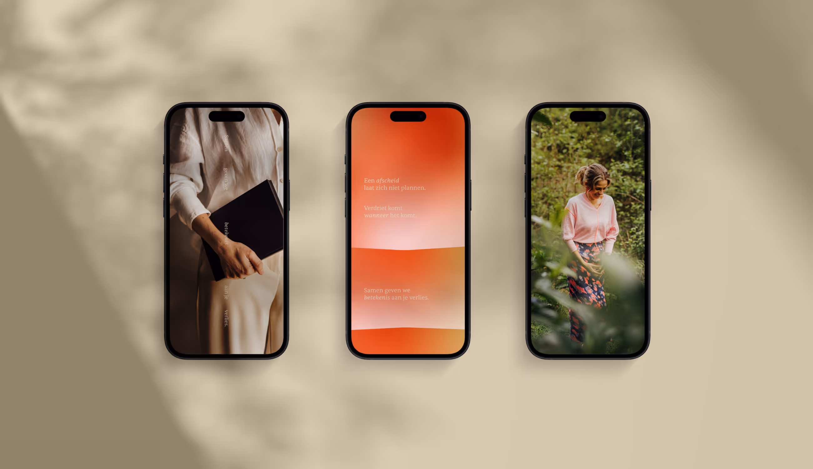 Drie smartphones liggen naast elkaar op een beige ondergrond met zachte schaduwen. Op de schermen zie je beelden van de Gloed-website: links een hand die een zwart boek vasthoudt, in het midden een warme oranje gradient met de tekst “Een afscheid laat zich niet plannen”, en rechts een vrouw die door het groen wandelt. De compositie straalt rust, menselijkheid en warmte uit.