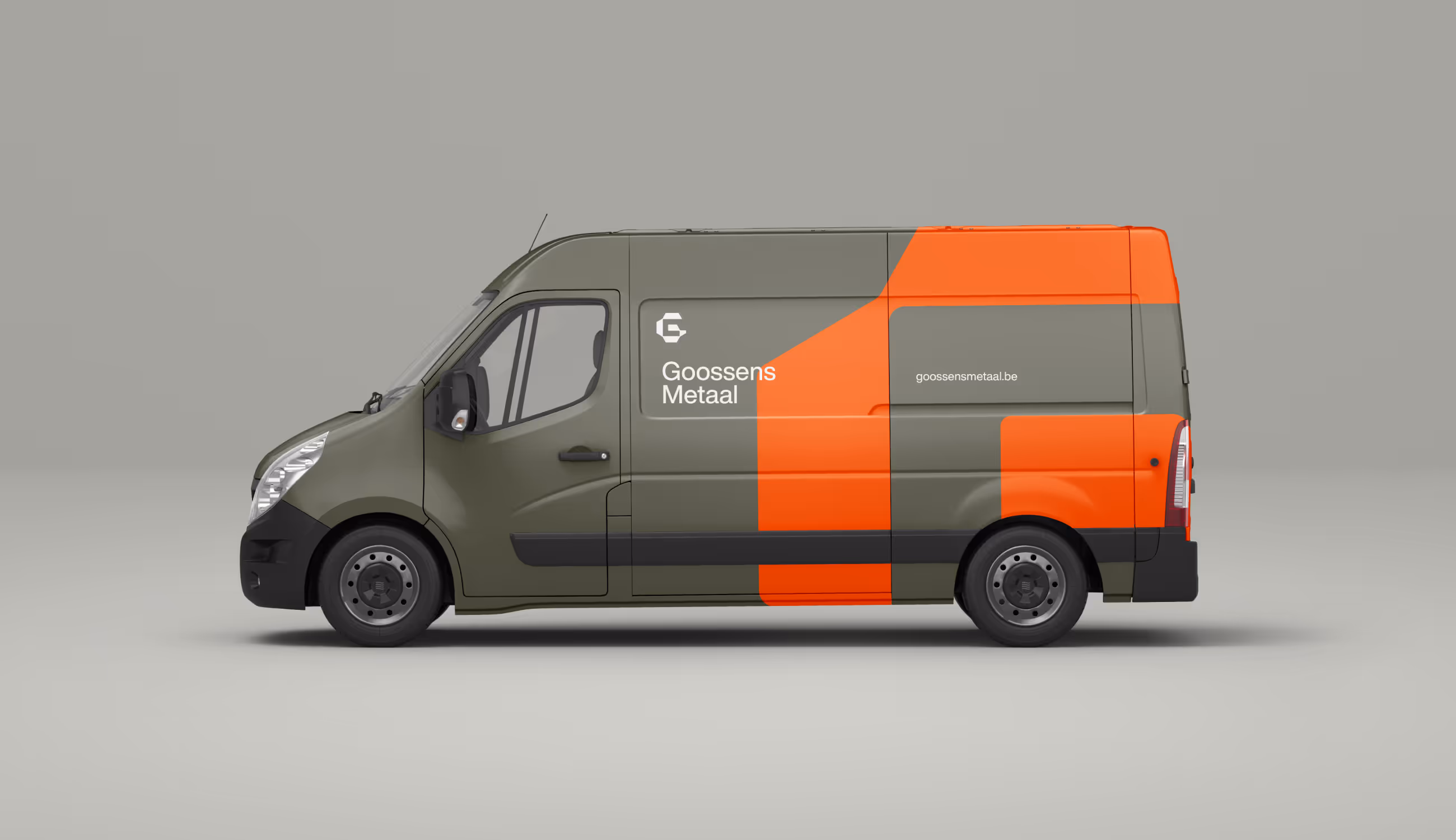 Een olijfgroene bestelwagen met opvallende oranje grafische vlakken en het logo van Goossens Metaal op de zijkant. Het ontwerp straalt robuustheid en professionaliteit uit.