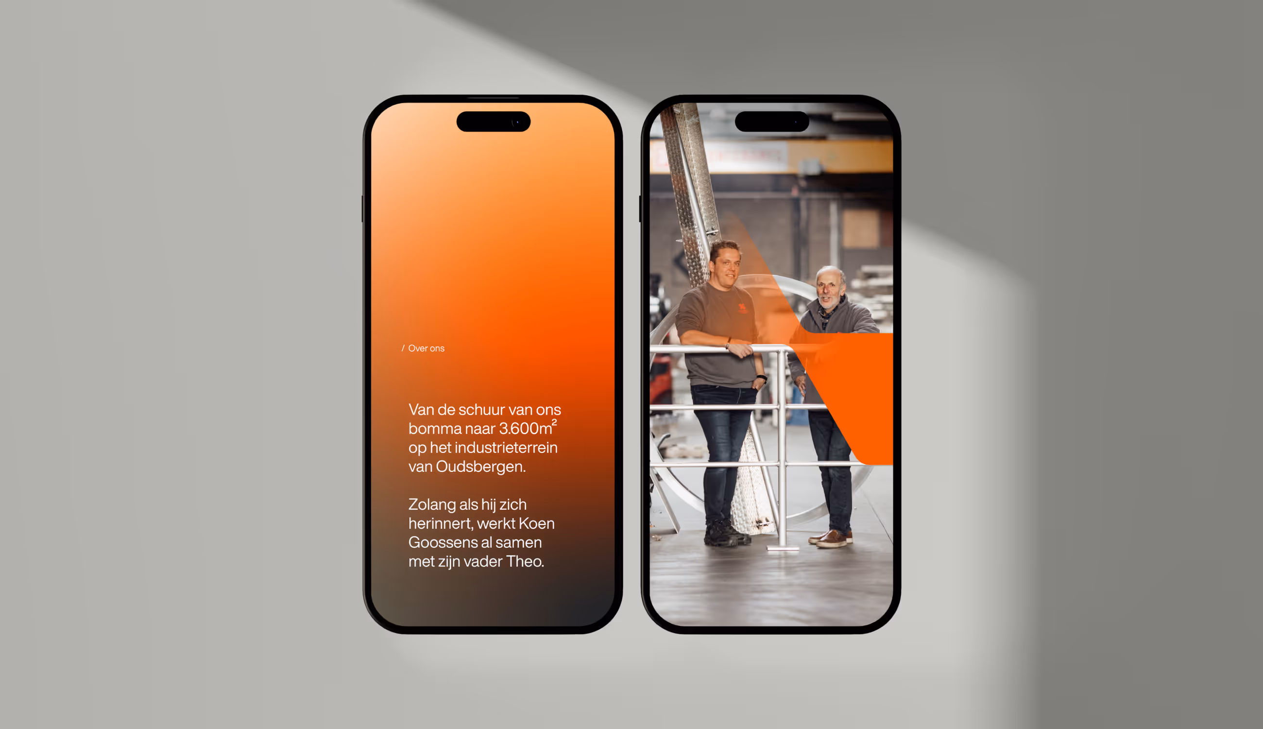 Twee smartphones tonen opnieuw de ‘Over ons’-pagina van Goossens Metaal met een warme oranje tint en foto van vader en zoon Goossens.