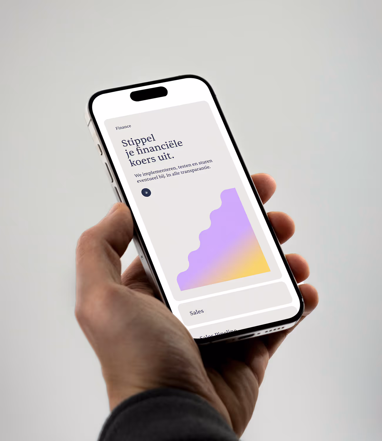 Een hand houdt een smartphone vast met op het scherm de tekst “Stippel je financiële koers uit.” en een grafiek in paars-geel kleurverloop. De interface oogt clean en helder.