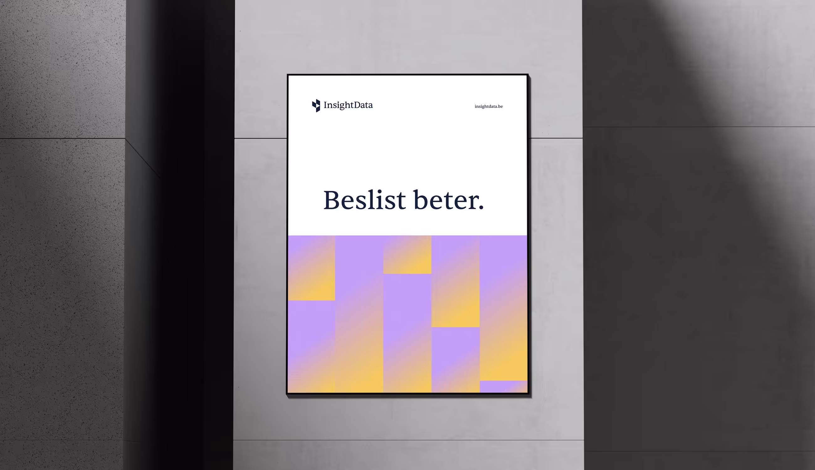 Een InsightData-poster op een betonnen muur met de slogan “Beslist beter.” op witte achtergrond en geometrisch kleurverloop in paars en geel.