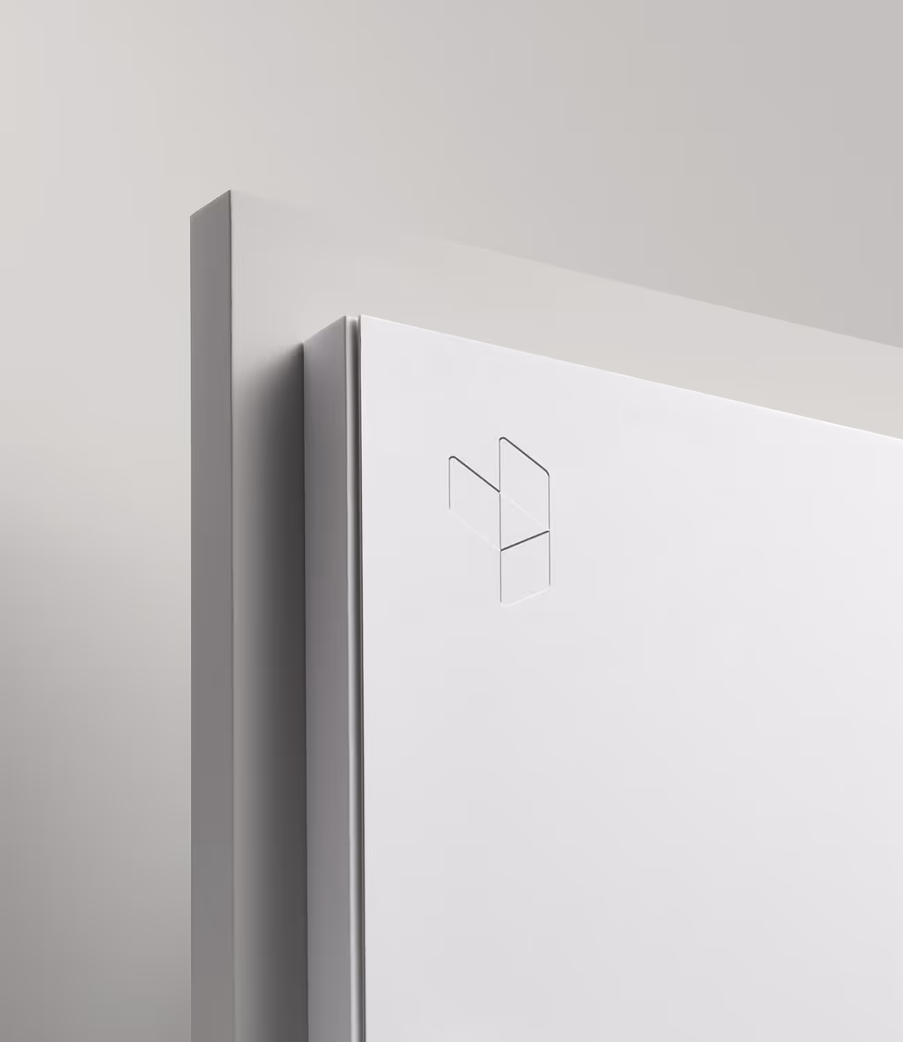 Close-up van wit briefpapier met subtiel ingedrukt InsightData-logo in reliëf. Minimalistisch en verfijnd ontwerp.