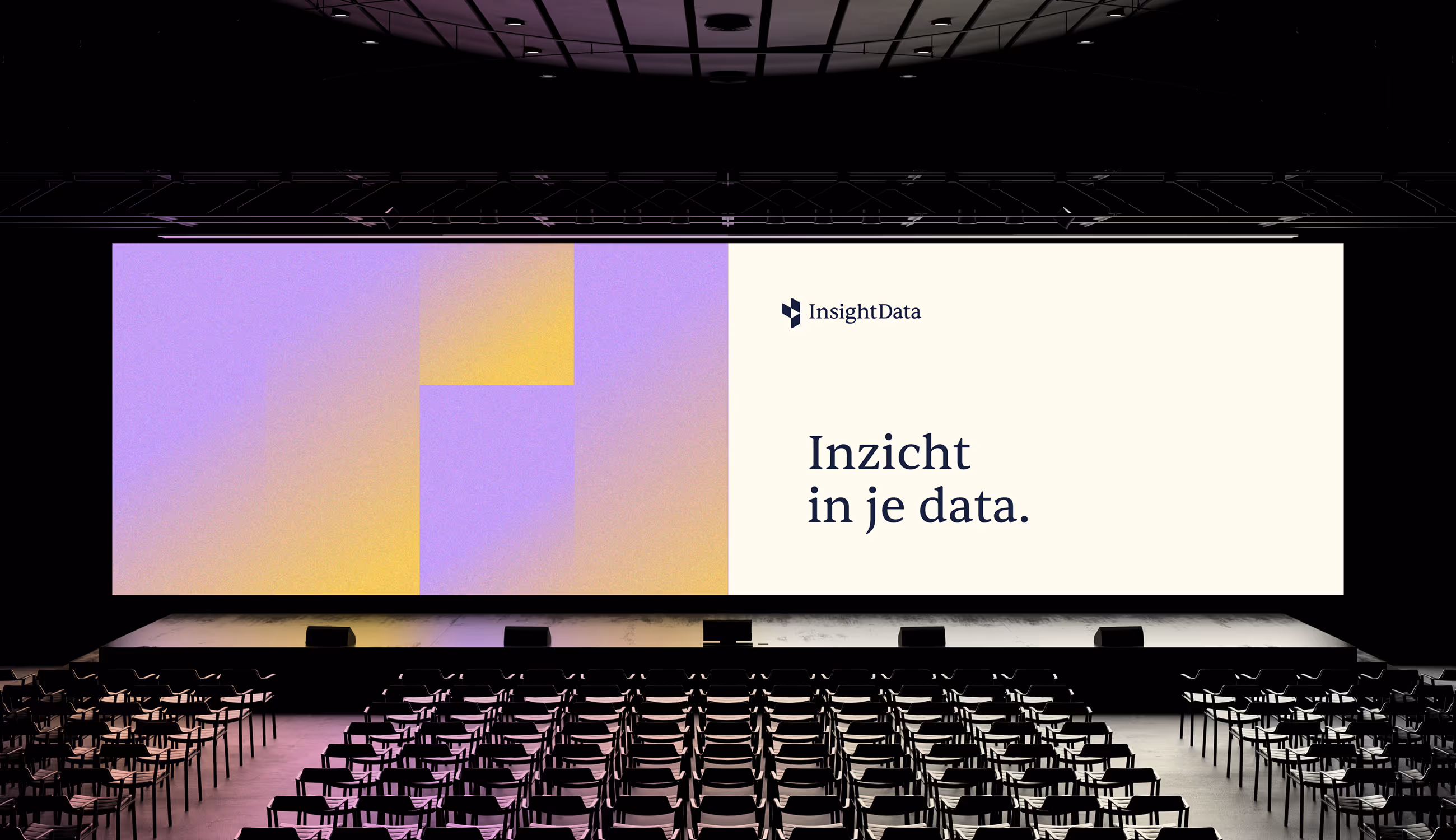 Een groot scherm in een auditorium toont de tekst “Inzicht in je data.” naast het InsightData-logo. De achtergrond bestaat uit geometrische vormen in paars en geel.