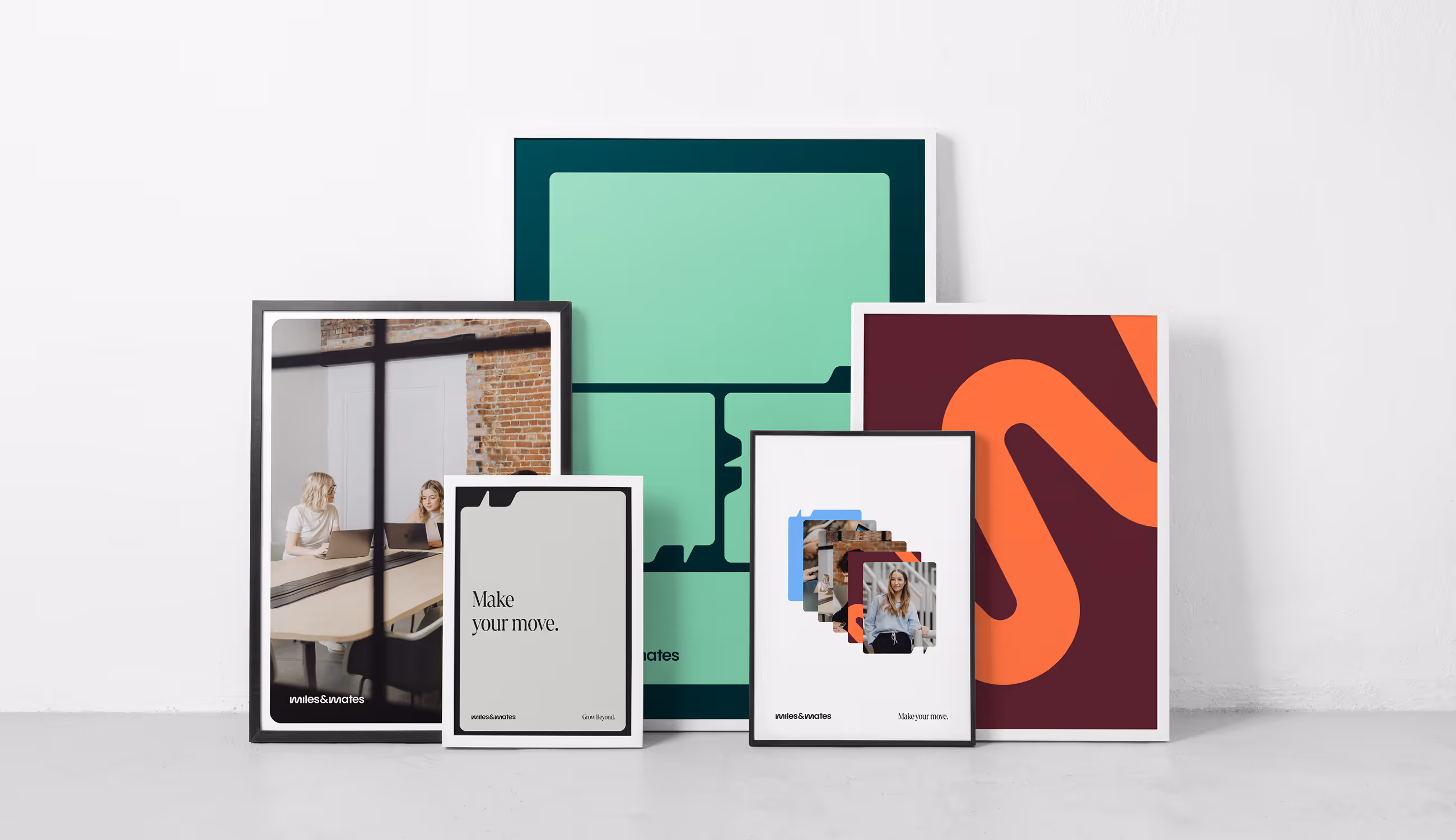 Meerdere ingekaderde Miles & Mates-posters tegen een witte muur, met beelden van team, logo en typografie in de huisstijlkleuren.