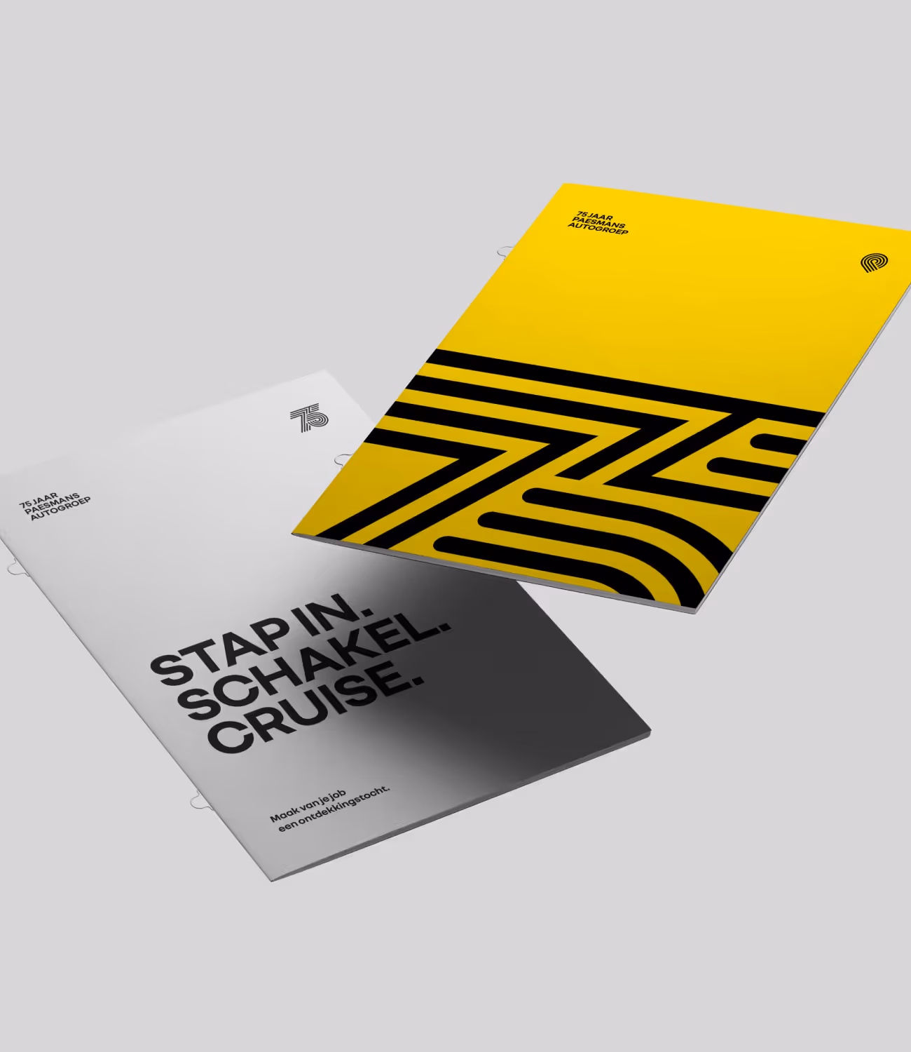 Twee brochures: een gele met het zwarte “75”-logo en een zilvergrijze met de slogan “Stap in. Schakel. Cruise.”.