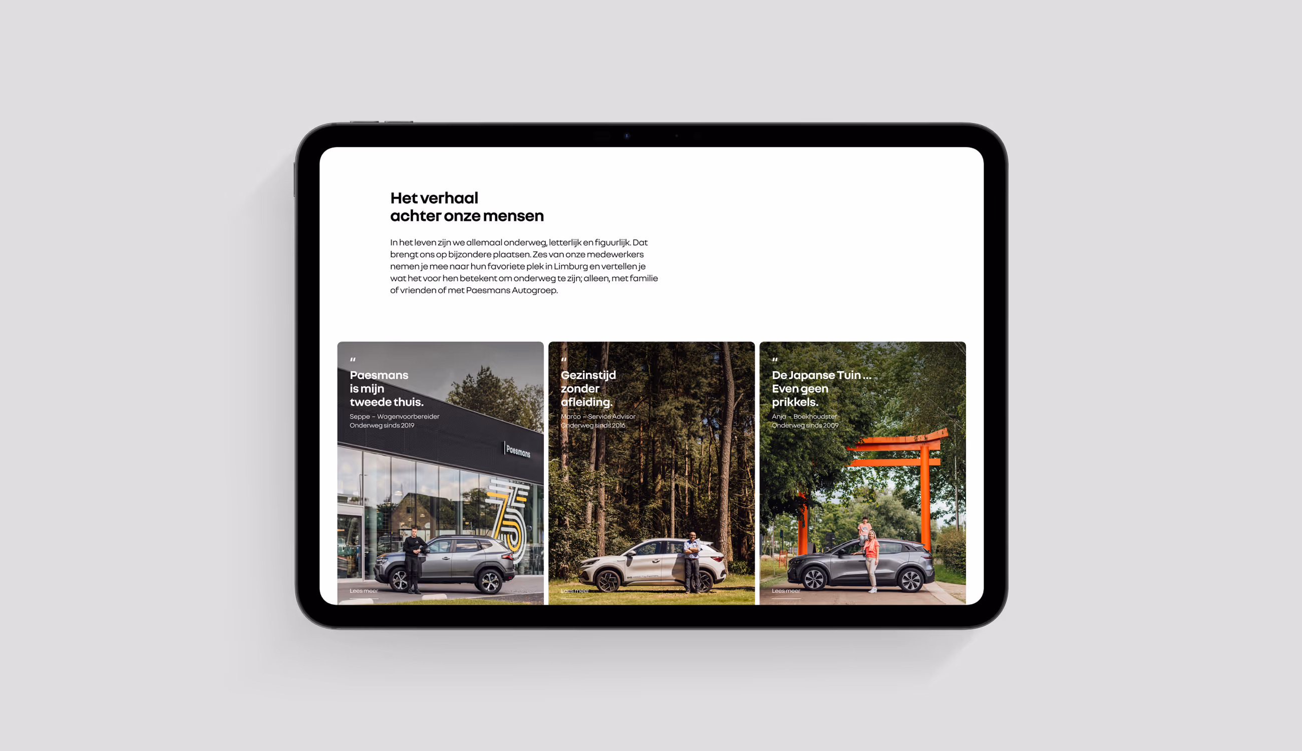 Tablet toont webpagina met verhalen van medewerkers van Paesmans, met foto’s op locatie en persoonlijke quotes.