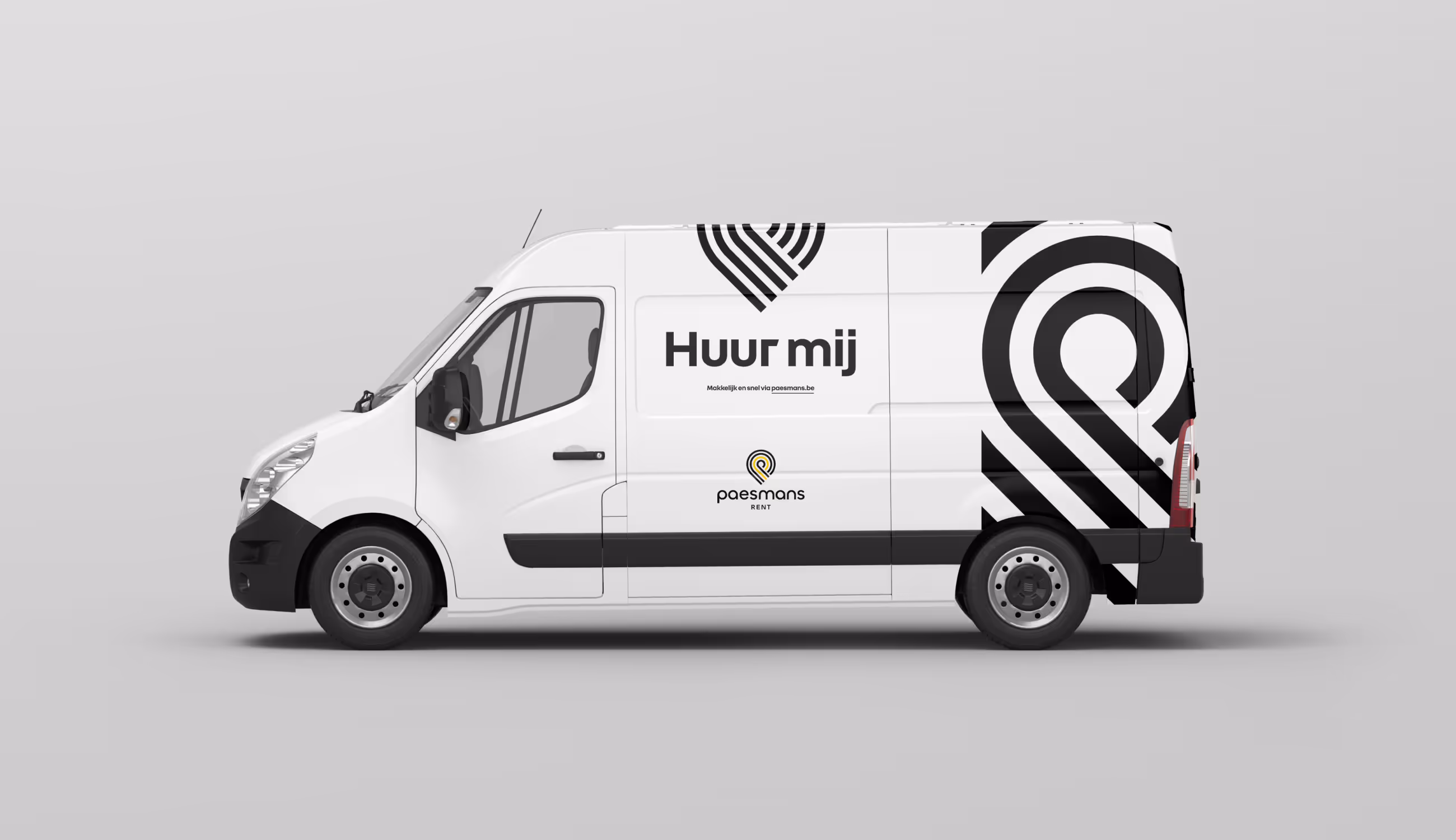 Witte bestelwagen met zwarte grafische lijnen, de tekst “Huur mij” en het Paesmans Autoverhuur-logo.