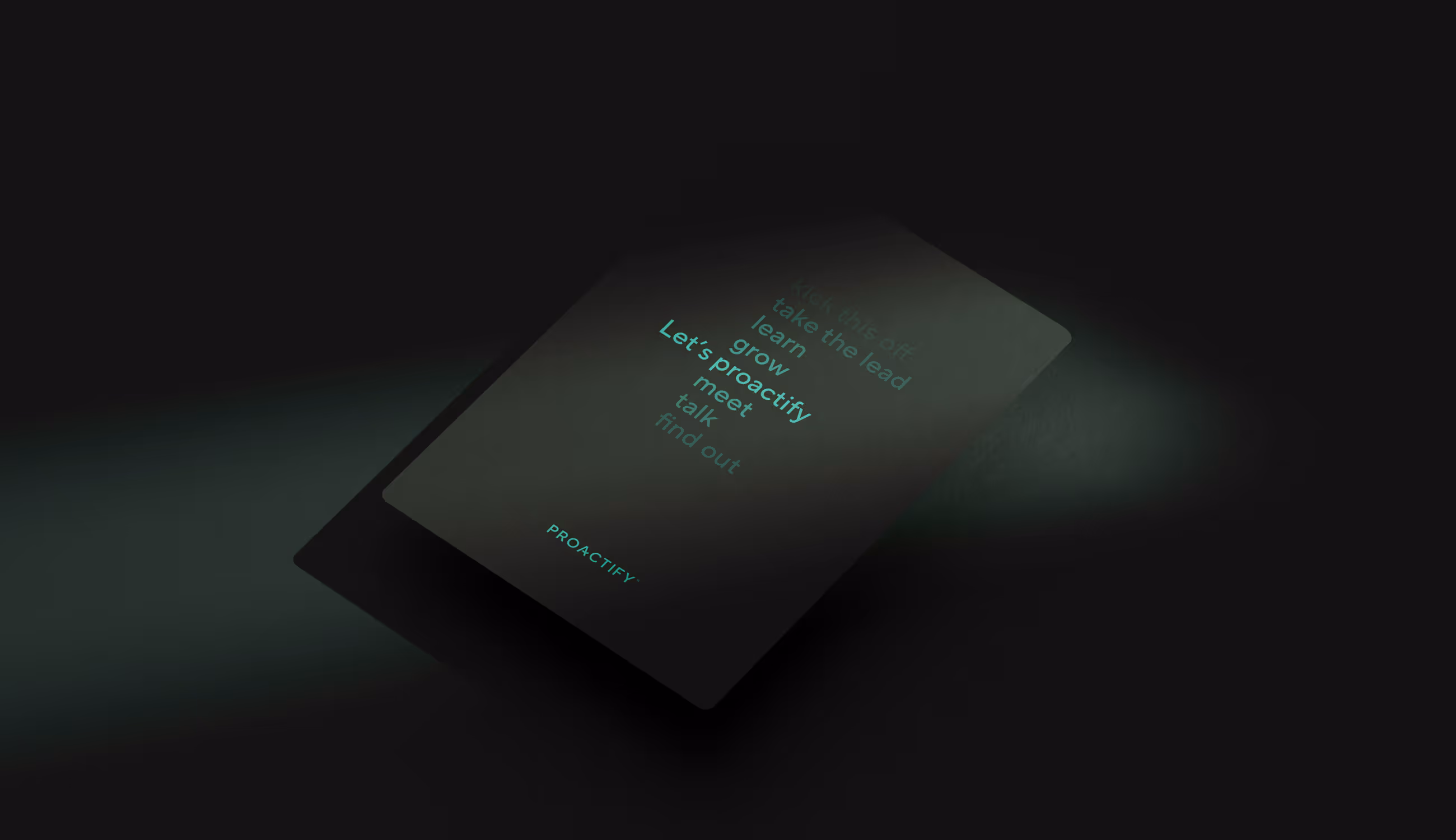 Zwarte kaart in sfeervol licht met turquoise woorden “Kick this off”, “Let’s Proactify” en “grow”.