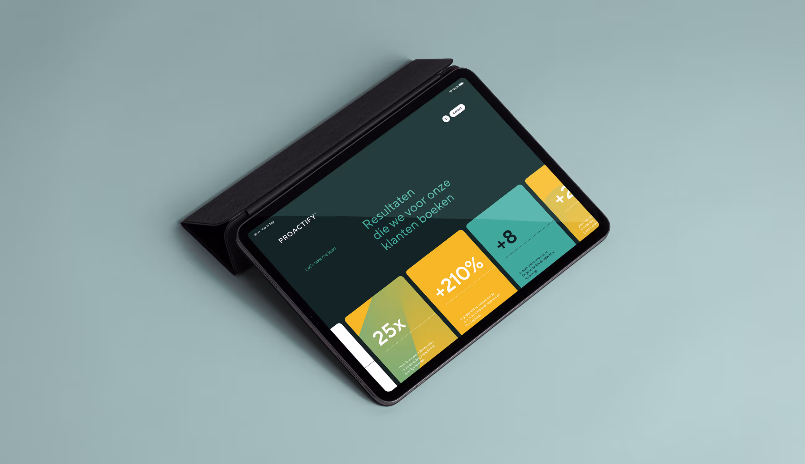 Tablet toont Proactify-website met grafische blokken in geel en groen en cijfers over klantresultaten.