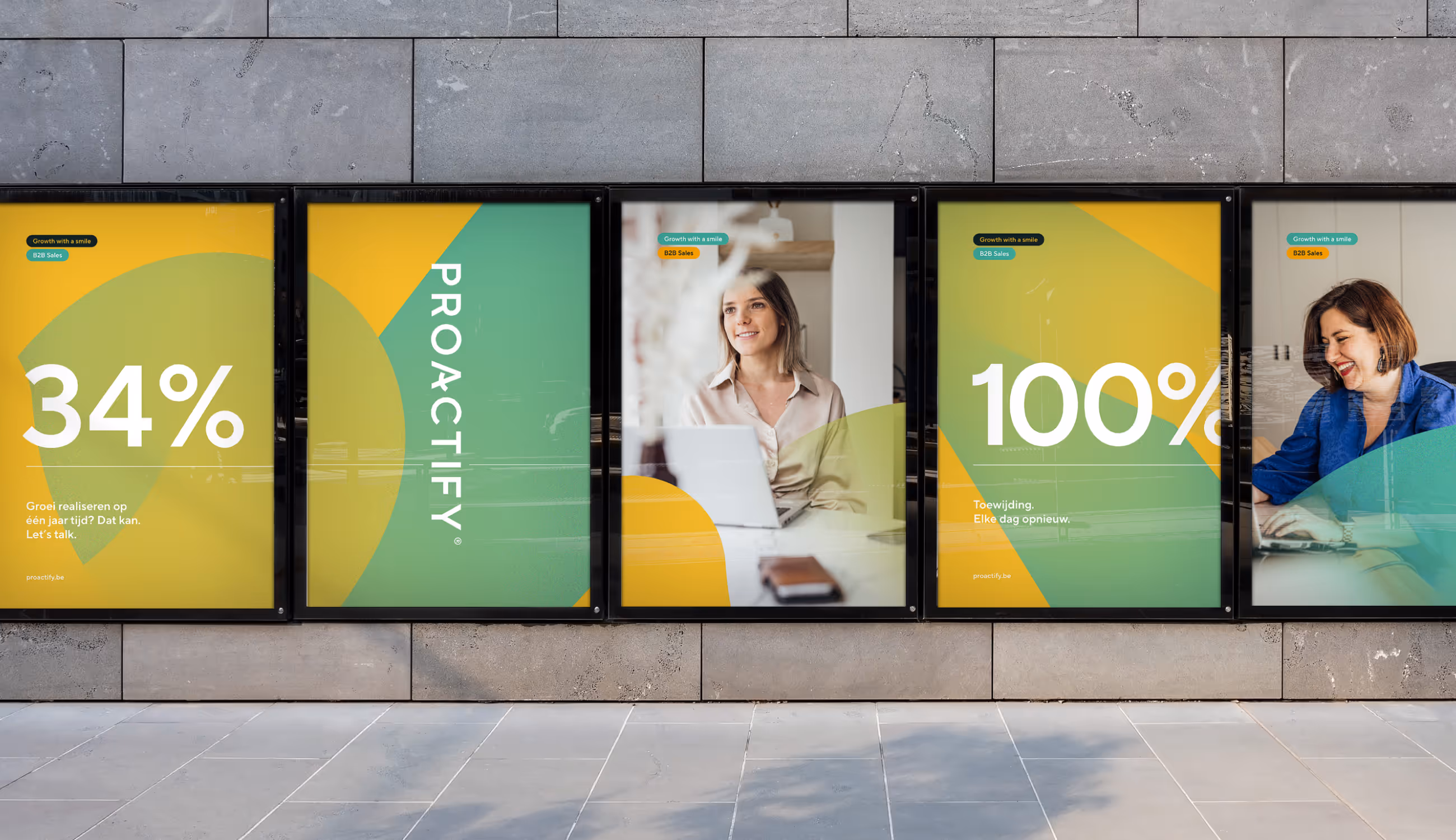 Vier buitenposters tonen Proactify-visuals met cijfers, quotes en portretten in het geel-groene kleurpalet.
