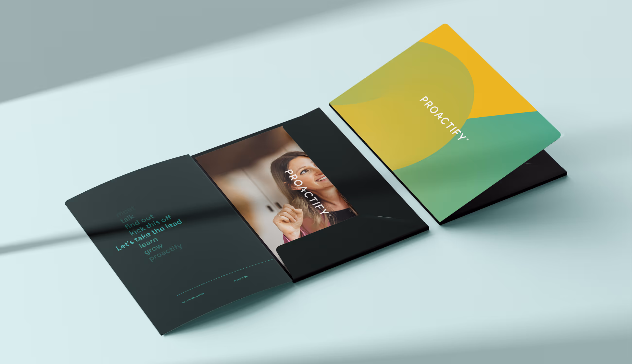 Twee stijlvolle mappen met Proactify-huisstijl, één open met foto en typografie, de andere gesloten met geel-groene cover.