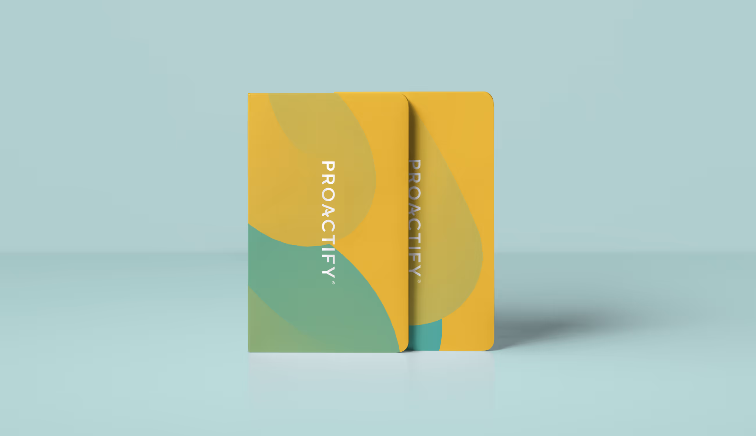 Twee notitieboeken in geel en groen met het witte Proactify-logo verticaal gedrukt op de kaft.