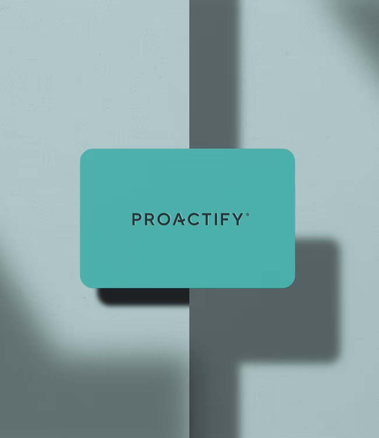 Turquoise visitekaartje met het Proactify-logo, liggend in een zacht verlichte, minimalistische setting.
