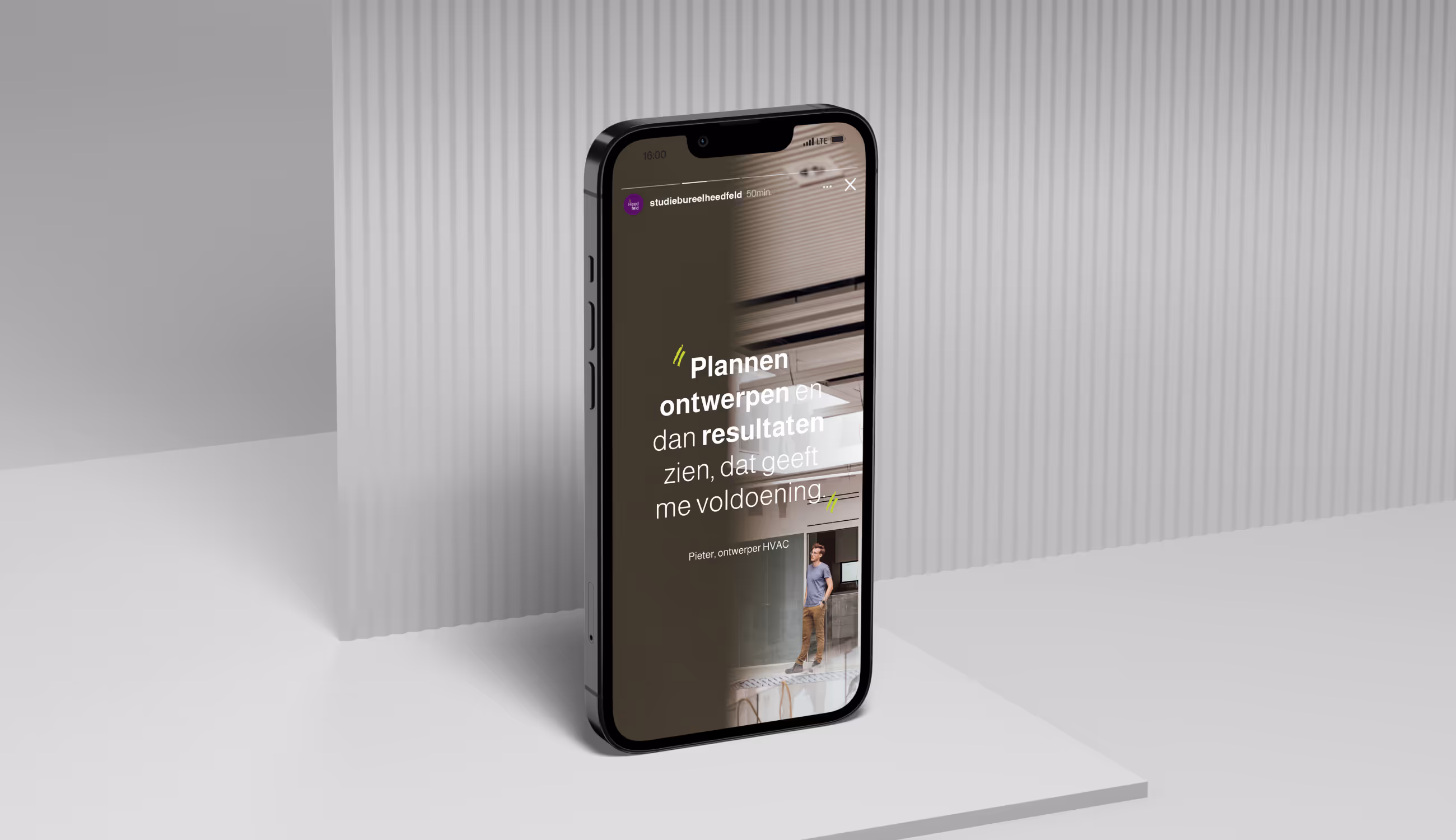 Smartphone toont social visual met citaat “Plannen ontwerpen en dan resultaten zien, dat geeft me voldoening.” op neutrale achtergrond.