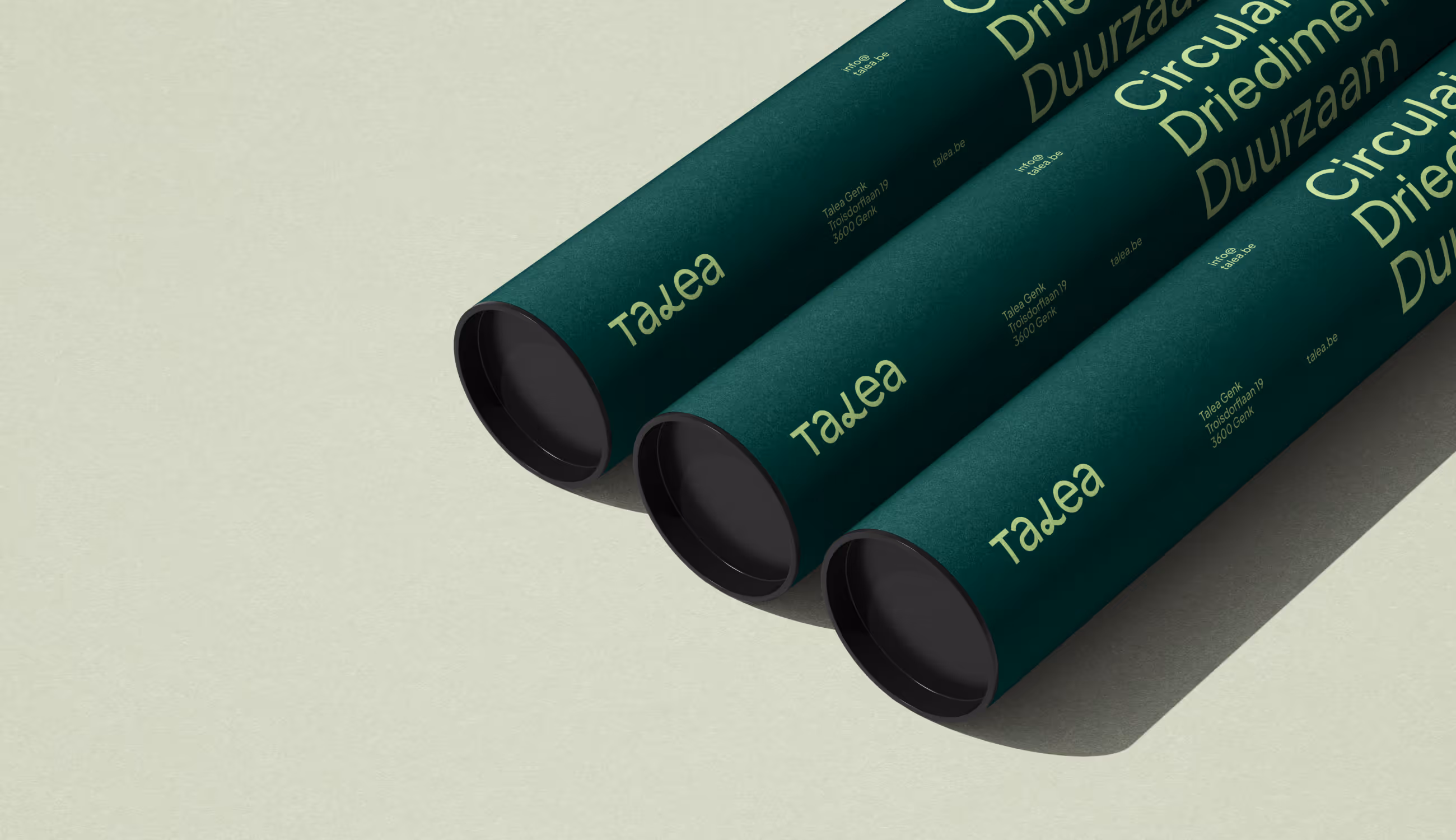 Donkergroene kokers met Talea-logo en opschrift ‘Circulair. Driedimensionaal. Duurzaam.’ in lichtgroene letters.