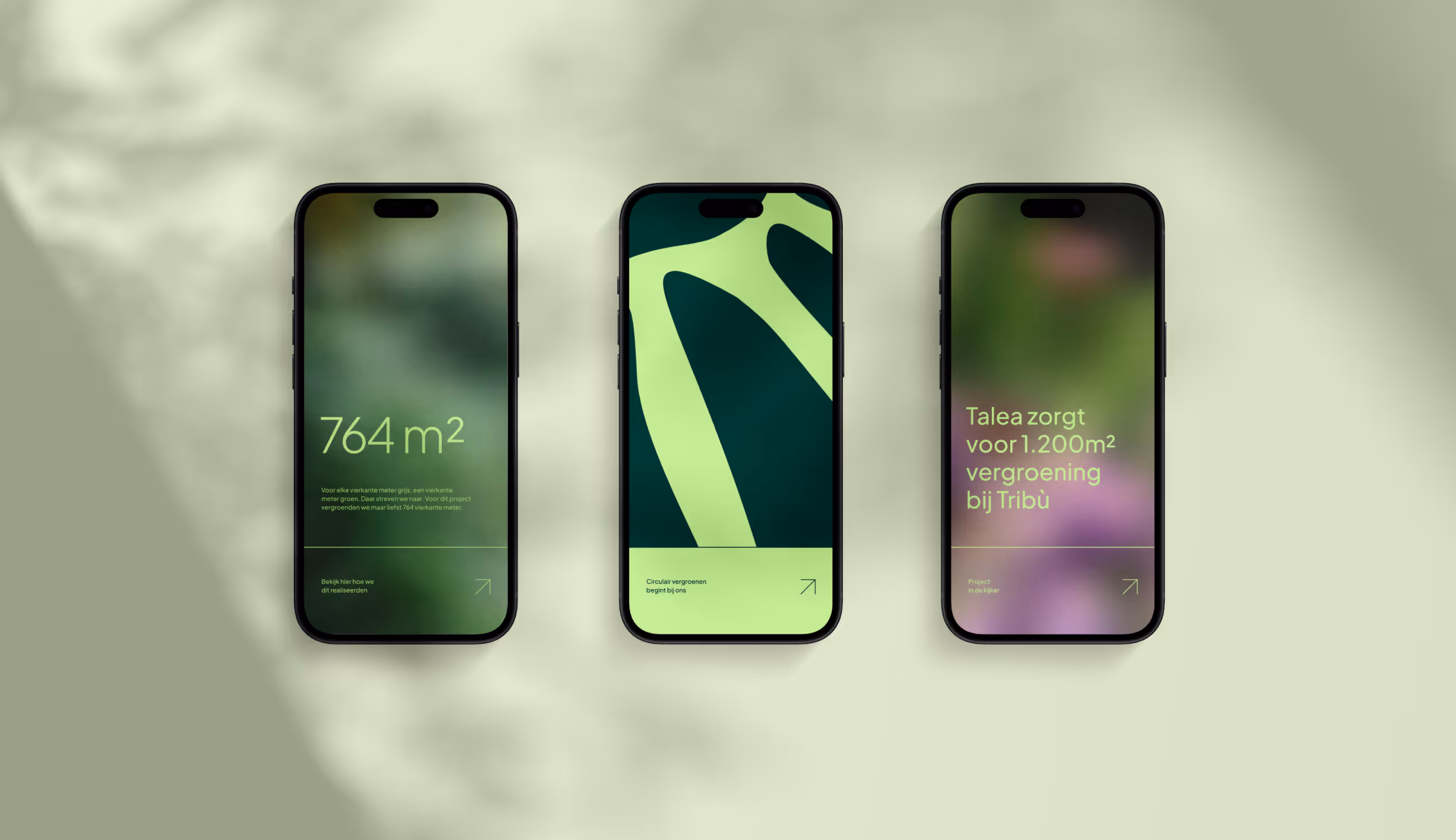 Drie smartphones tonen de Talea-website met gegevens over vergroening in m² en circulaire projecten. Korte alt: Smartphones tonen groene Talea-projecten.