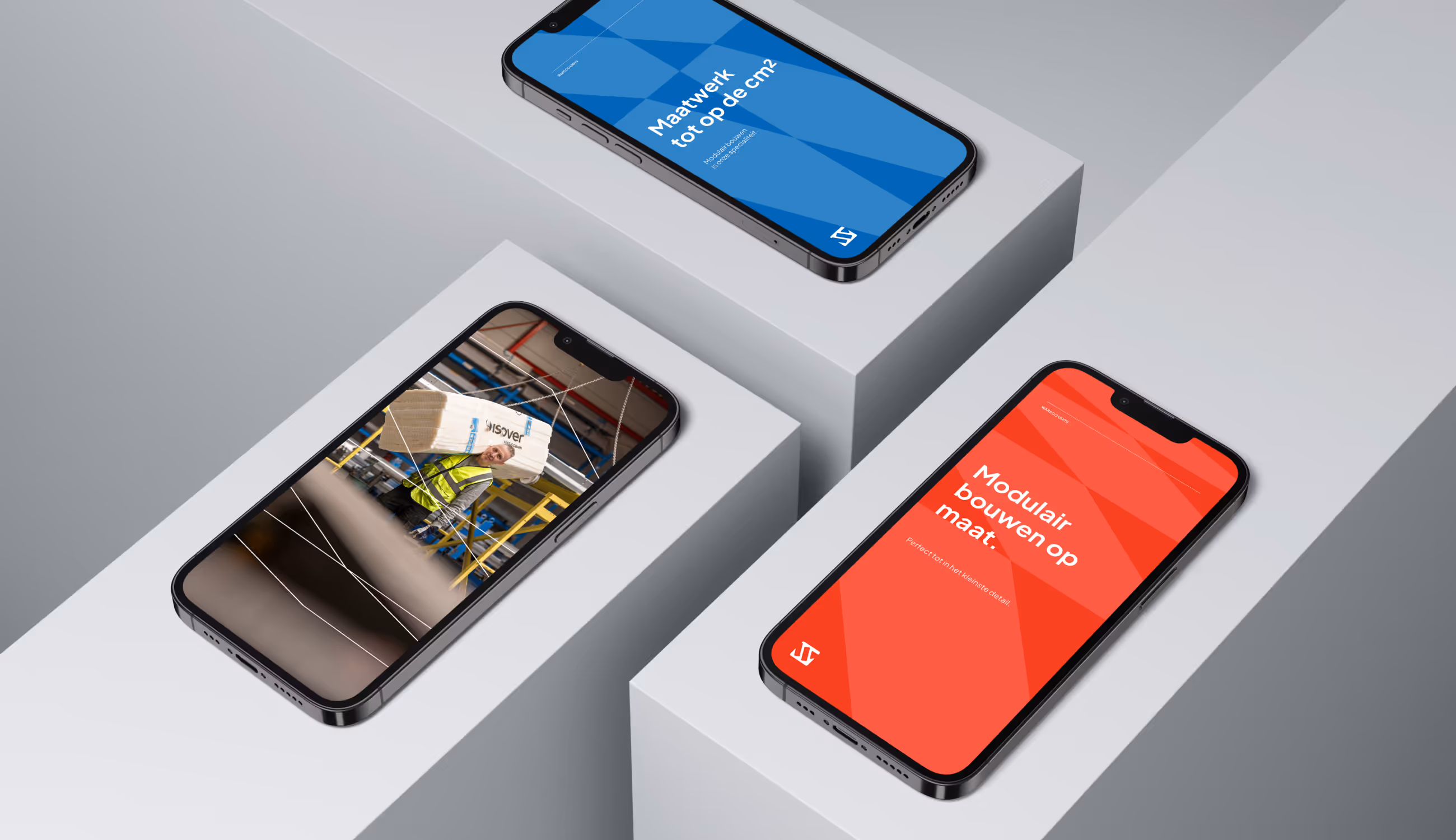 Drie smartphones tonen Warsco-content: rode en blauwe merkbeelden en een medewerker met bouwmateriaal, op witte sokkels.