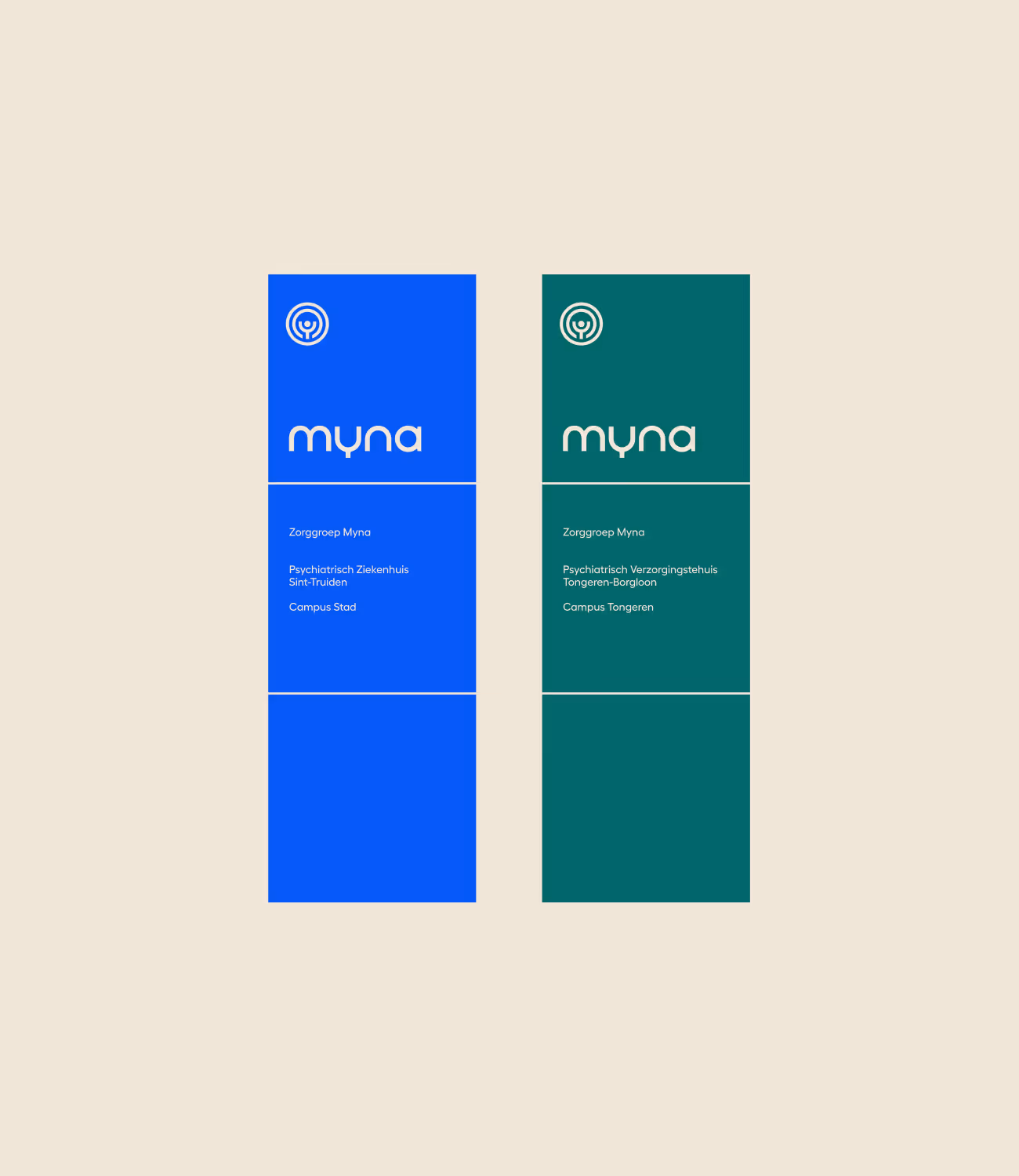 Twee verticale bewegwijzeringszuilen in blauw en donkergroen met Myna-logo en campusaanduiding, tonen eenheid tussen verschillende zorglocaties.