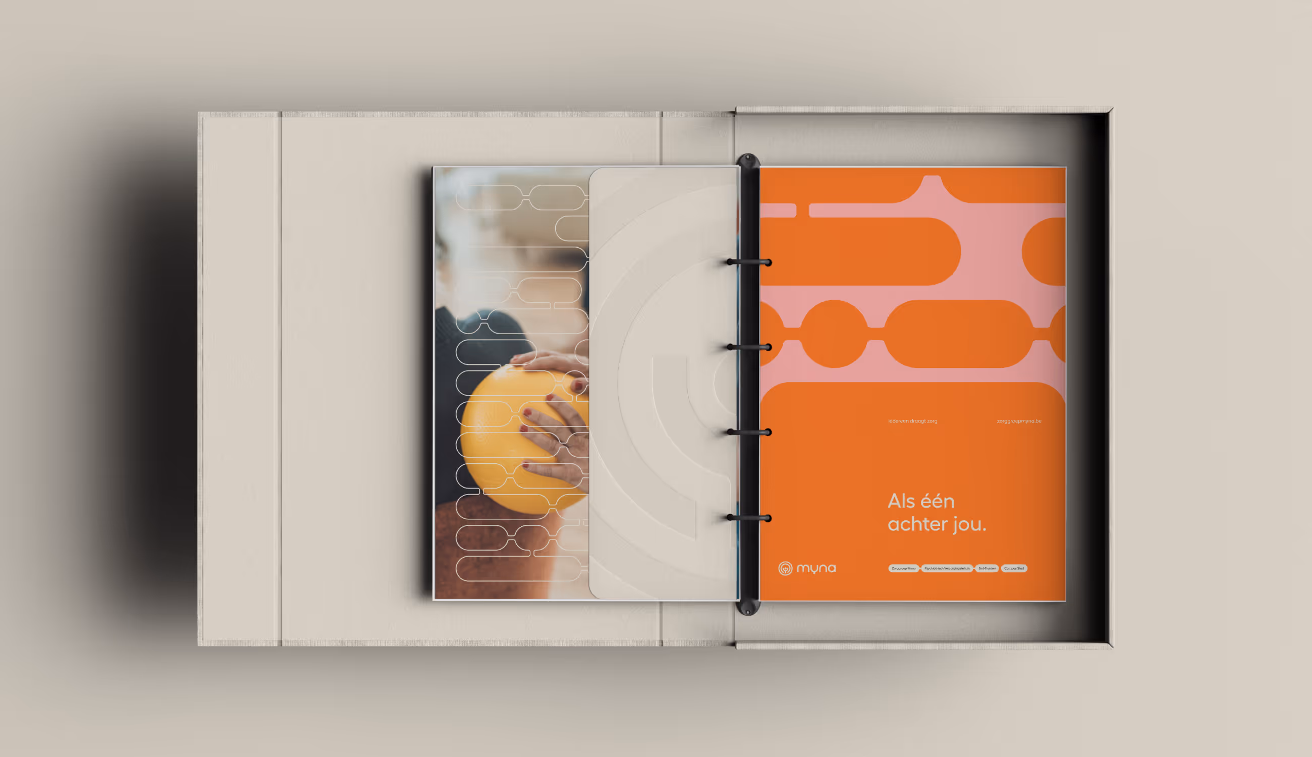 Opengeslagen map met Myna-documenten in oranje en pastelkleuren, met grafische patronen en tekst “Als één achter jou.”, beeld van structuur en zorgzaamheid.