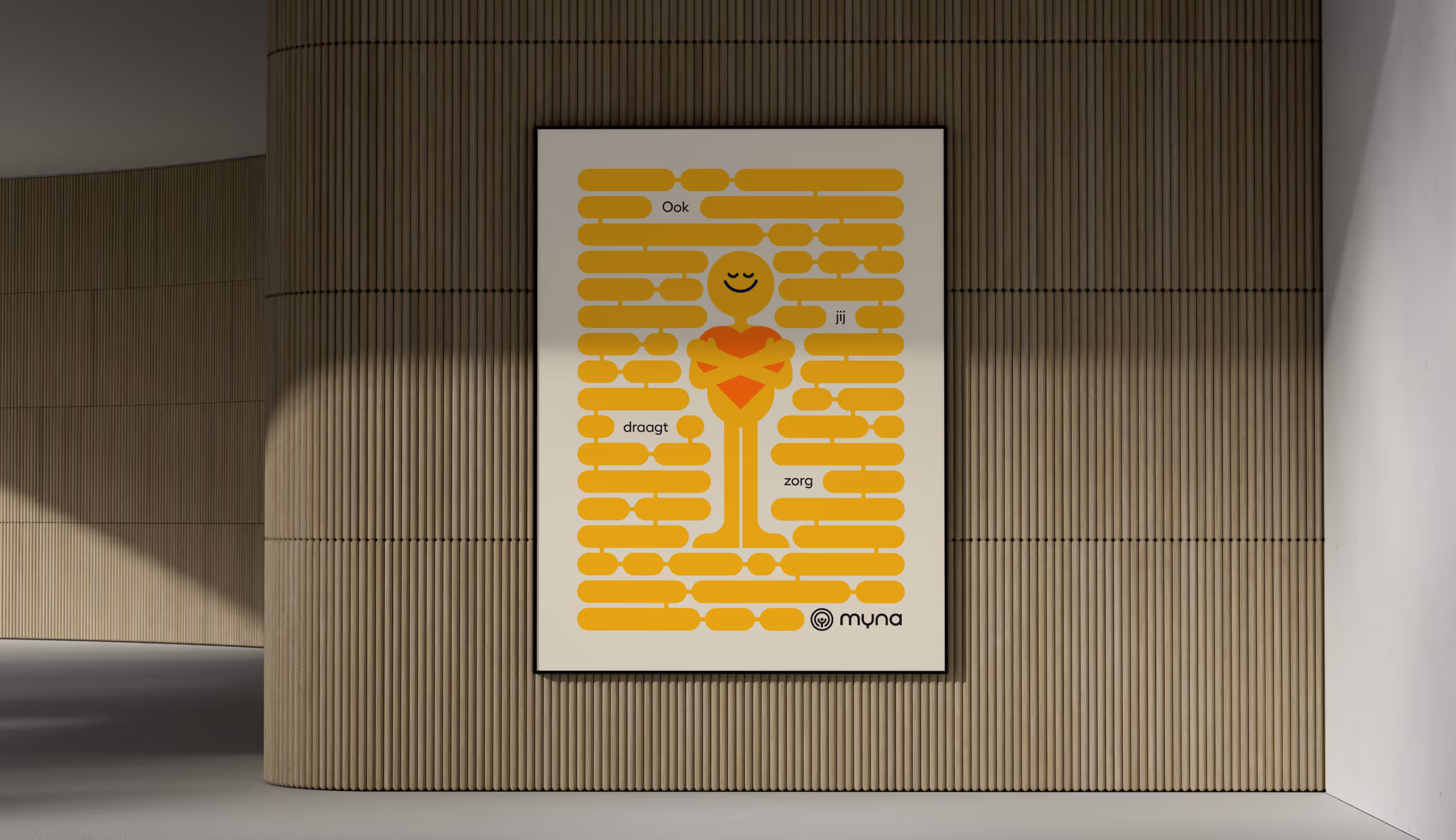 Gele Myna-poster aan houten wand met illustratie van figuur die een hart omarmt en tekst “Ook jij draagt zorg.”, benadrukt warmte en empathie.