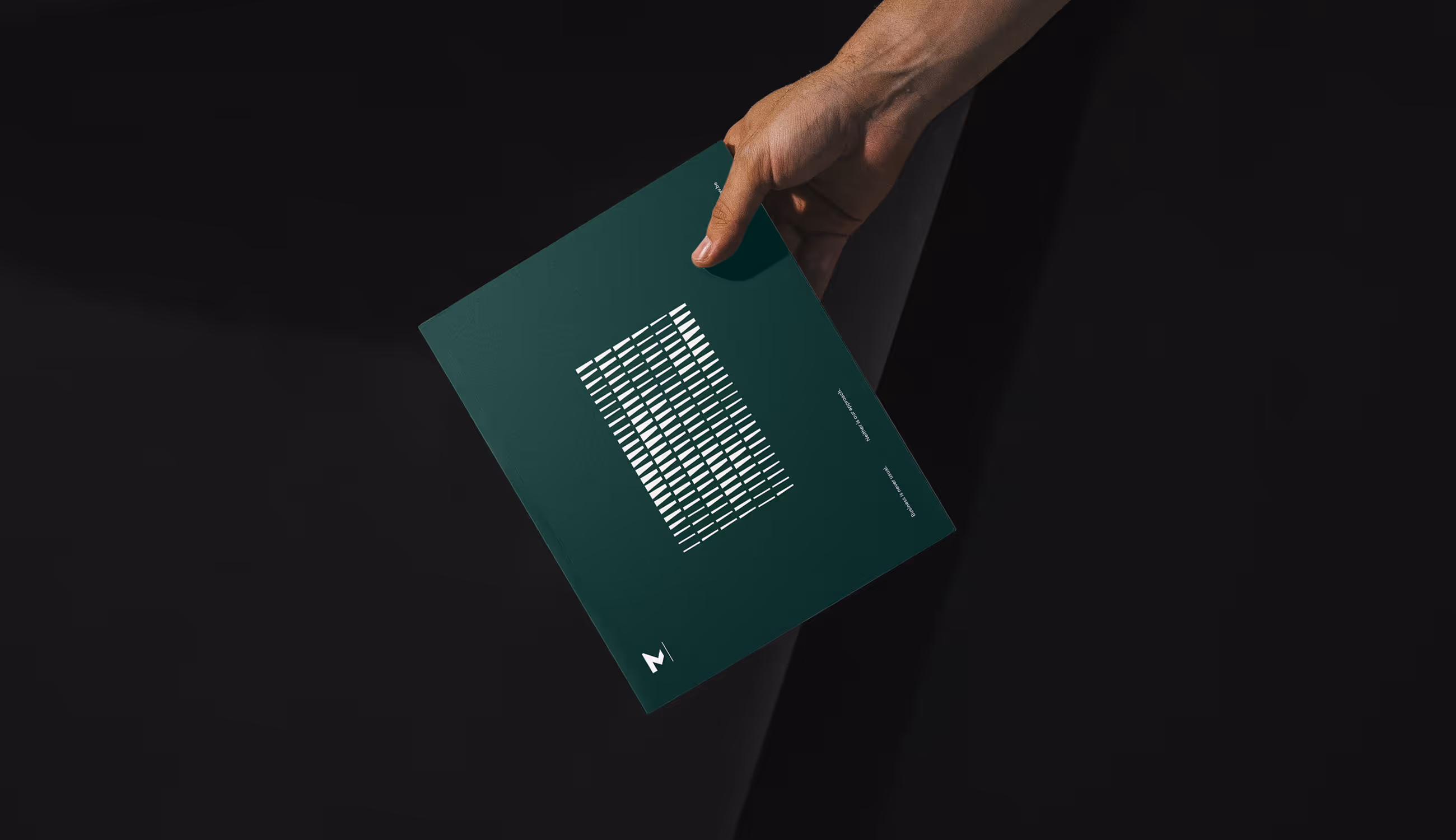 Hand houdt donkergroene Monard Law-brochure met grafisch patroon.
