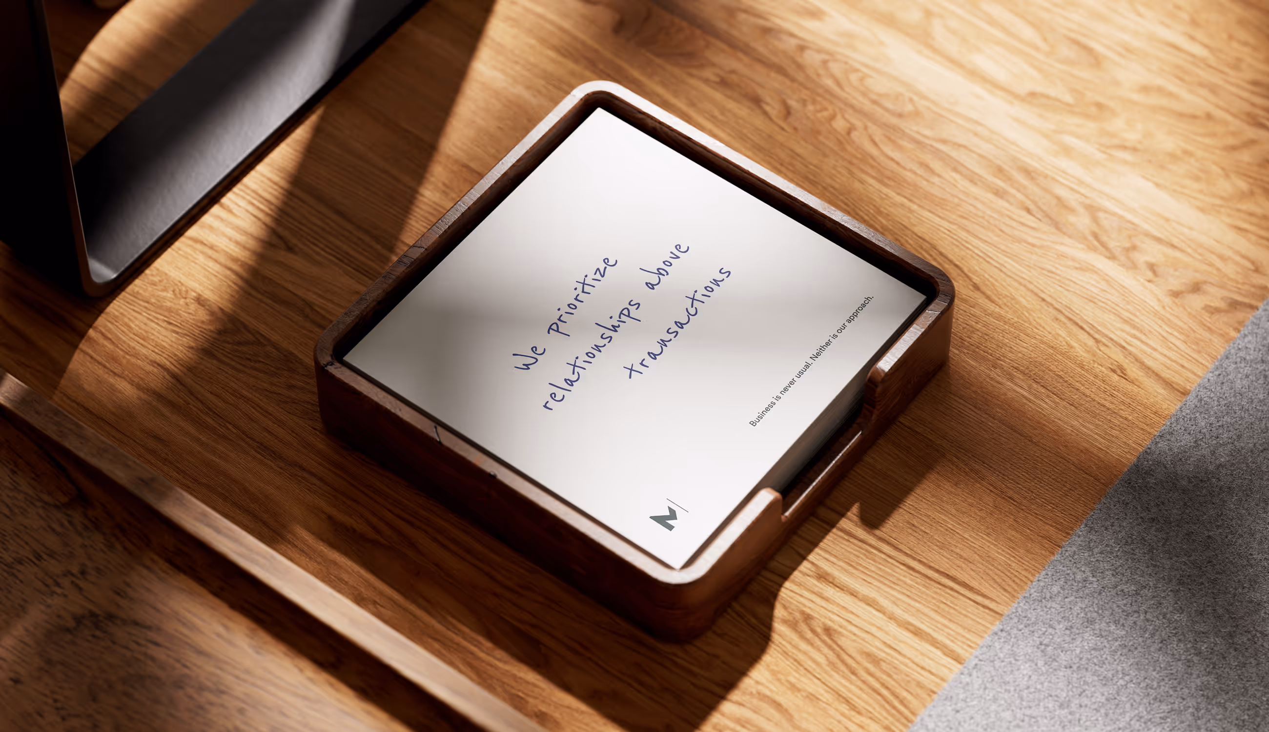 Houten lade met notitieblok met handgeschreven Monard Law-quote.