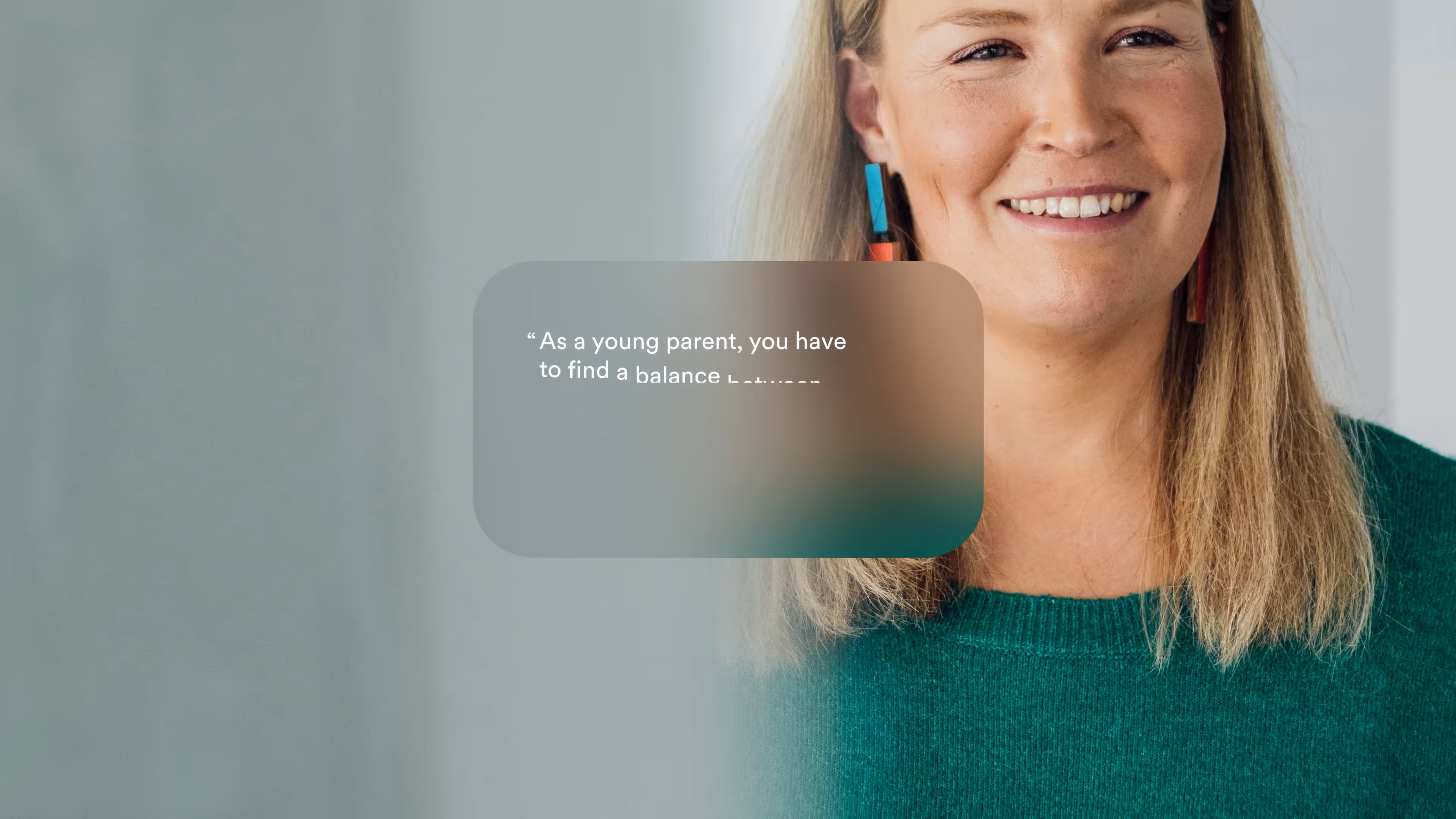 Close-up van een vrouw in groene trui met een citaat in een transparant tekstvak.