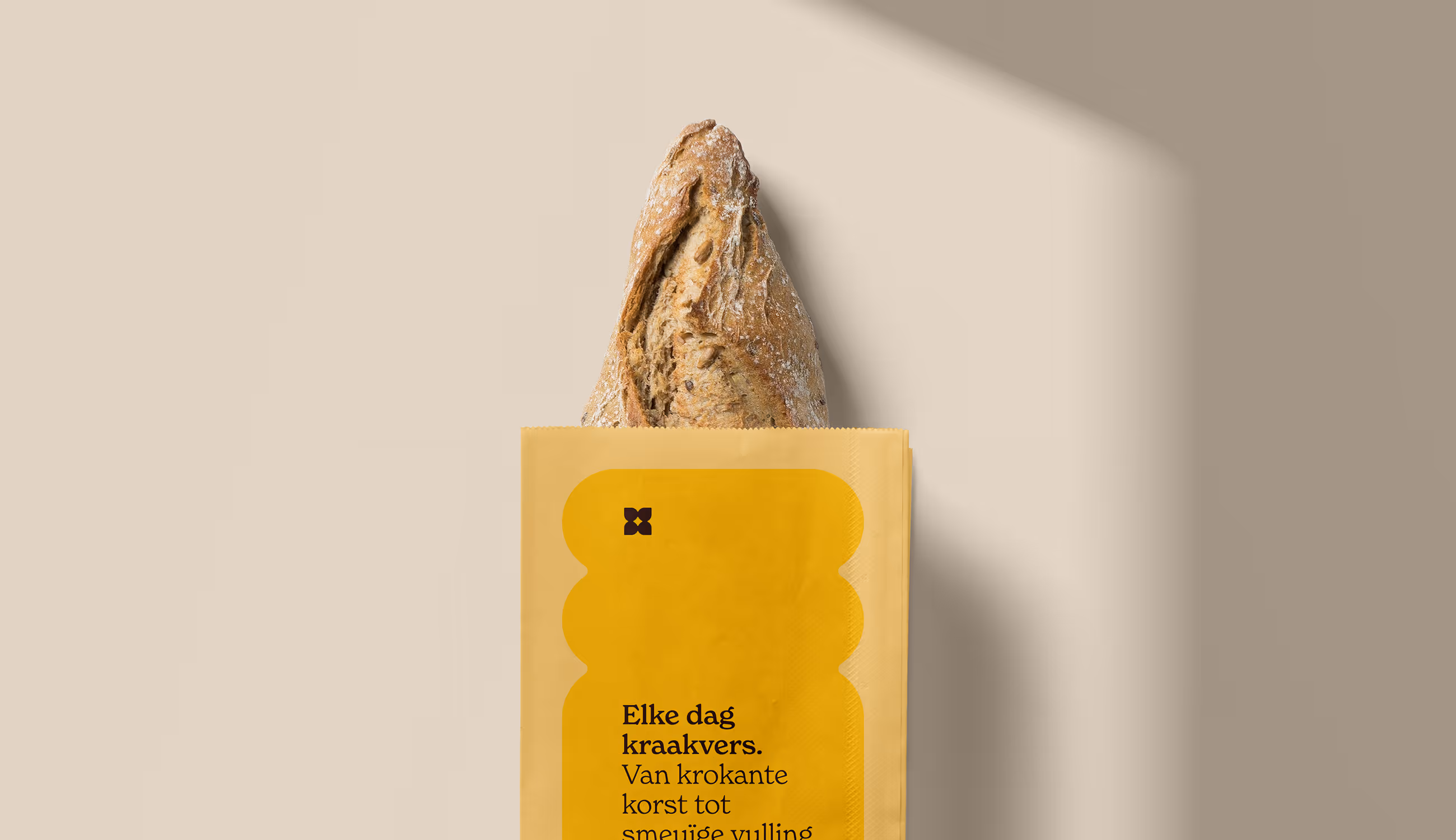 Vers brood in geel De Wroeter-verpakkingspapier met typografische boodschap.