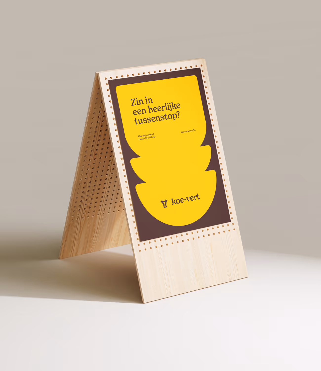 Houten stoepbord met geel afficheontwerp en boodschap voor Koe-Vert.