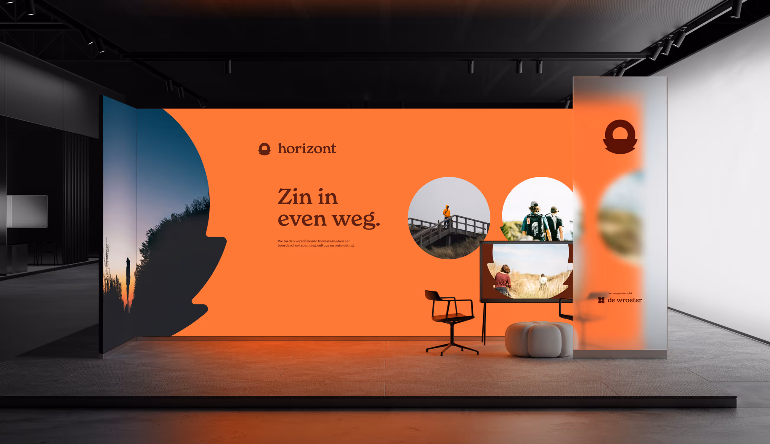 Horizon beursstand met grote oranje wand, fotografie en slogan “Zin in even weg”.