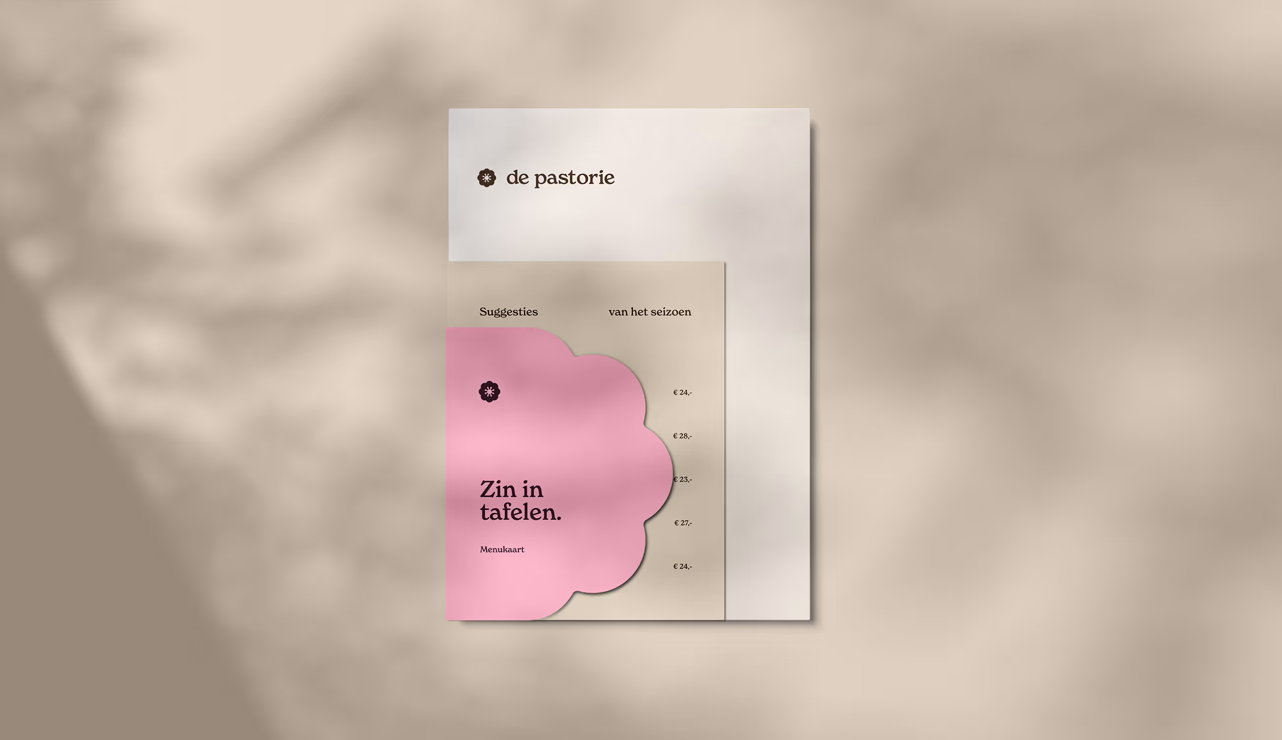 Menukaart van De Pastorie met zachte kleuren, afgeronde vormen en seizoenssuggesties.