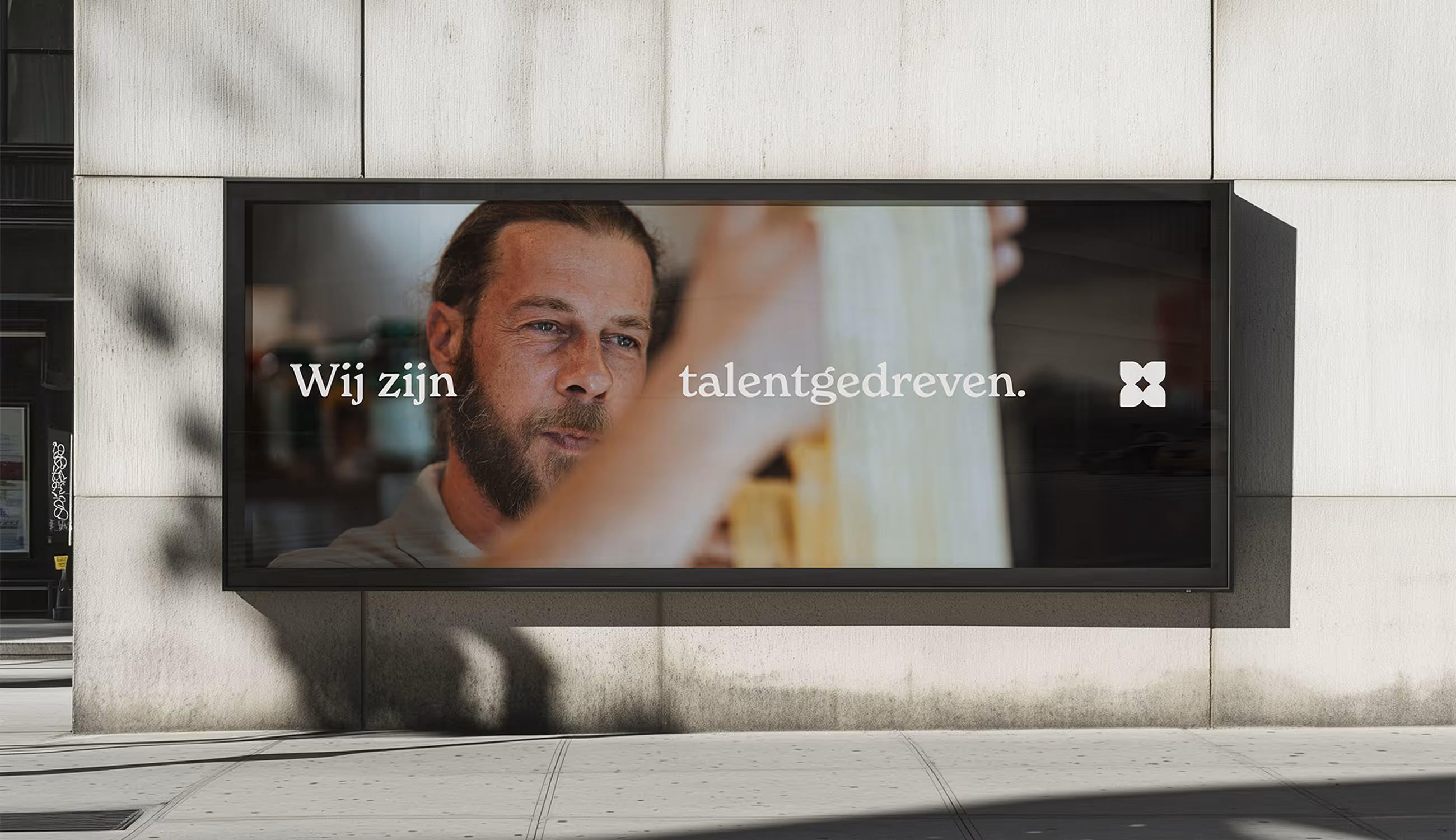 Straataffiche met portret en slogan “Wij zijn talentgedreven” van De Wroeter.