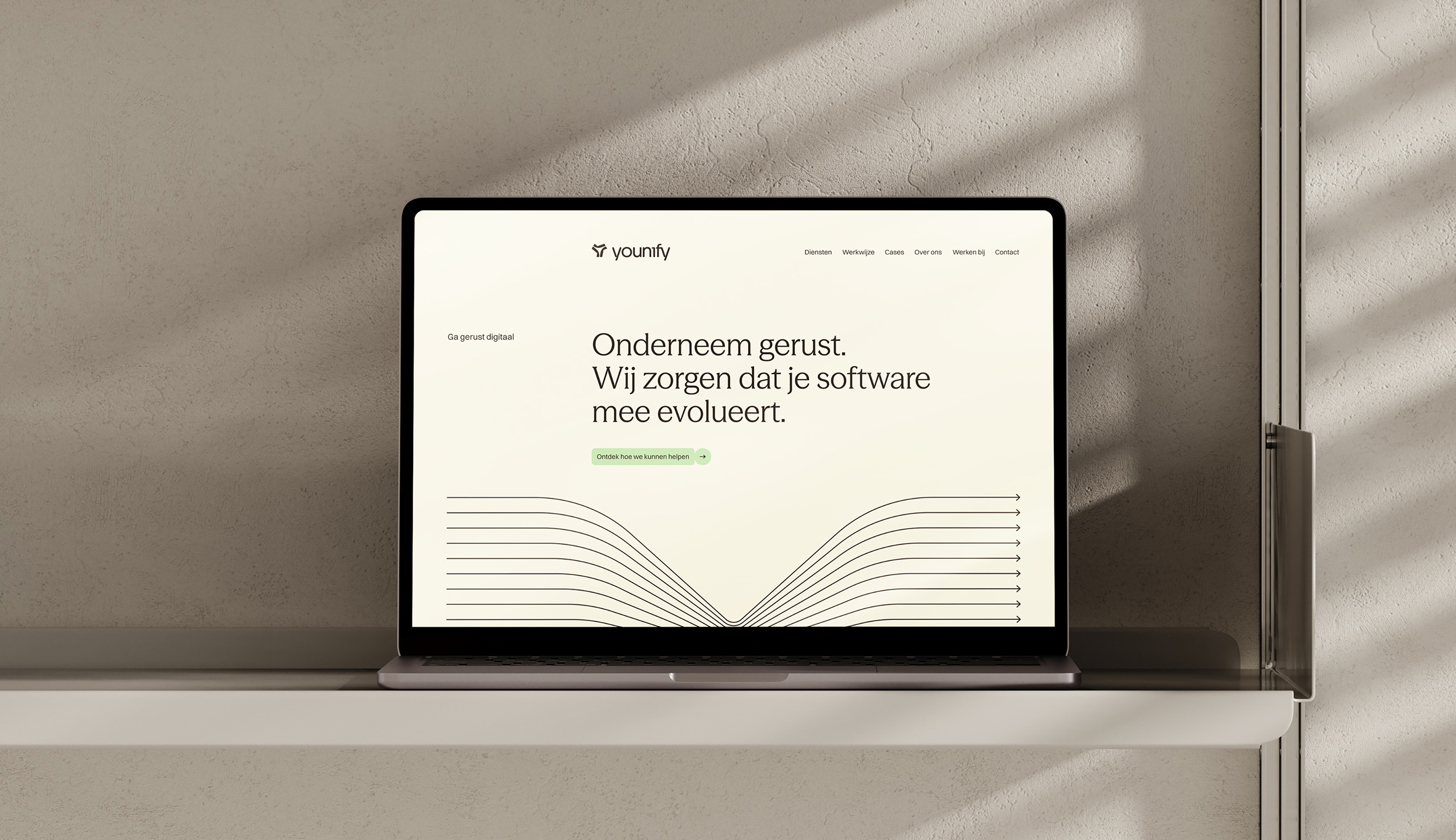 Laptopmock-up met de Younify-website op een minimalistisch bureau in zacht natuurlijk licht.