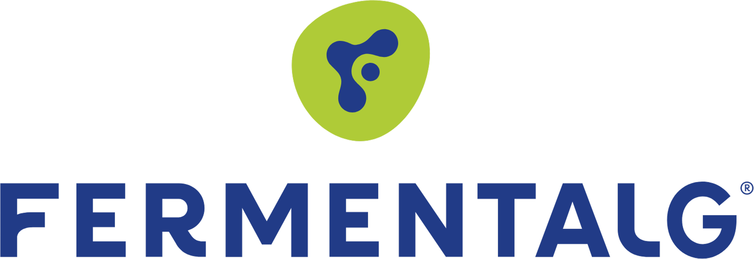 Logo Fermentalg avec un symbole bleu organique sur fond vert clair au-dessus du texte.