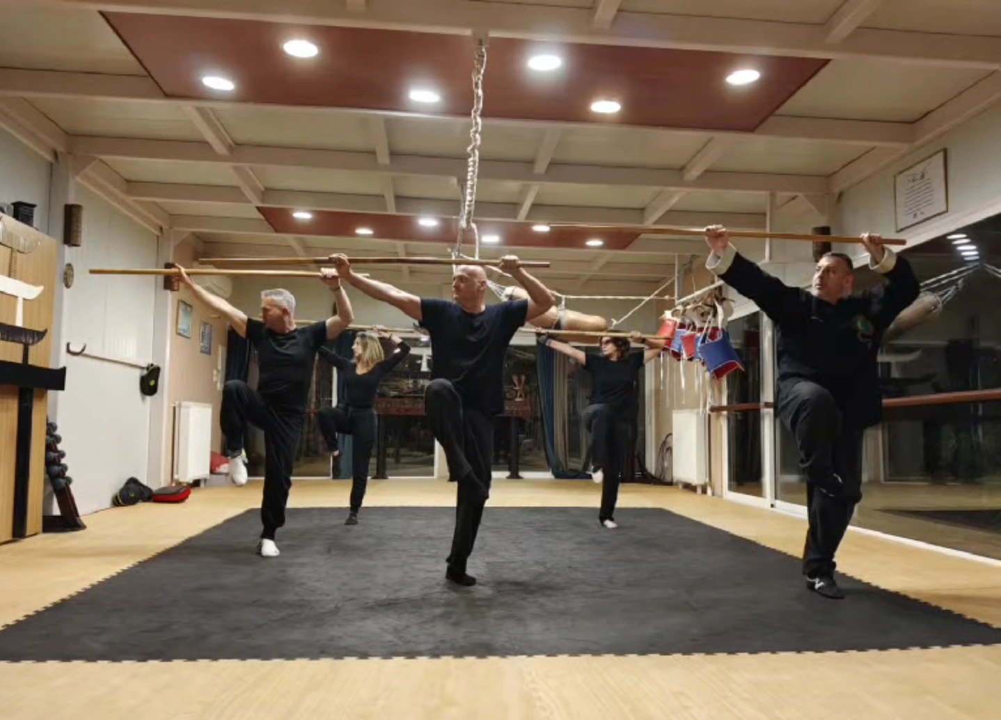 Φιλοσοφική Ένωση «Το Δέντρο της Ζωής» | Προπόνηση Tai Nui Kung Fu με κοντάρι – Εσωτερική αίθουσα πολεμικών τεχνών στη Βάρη