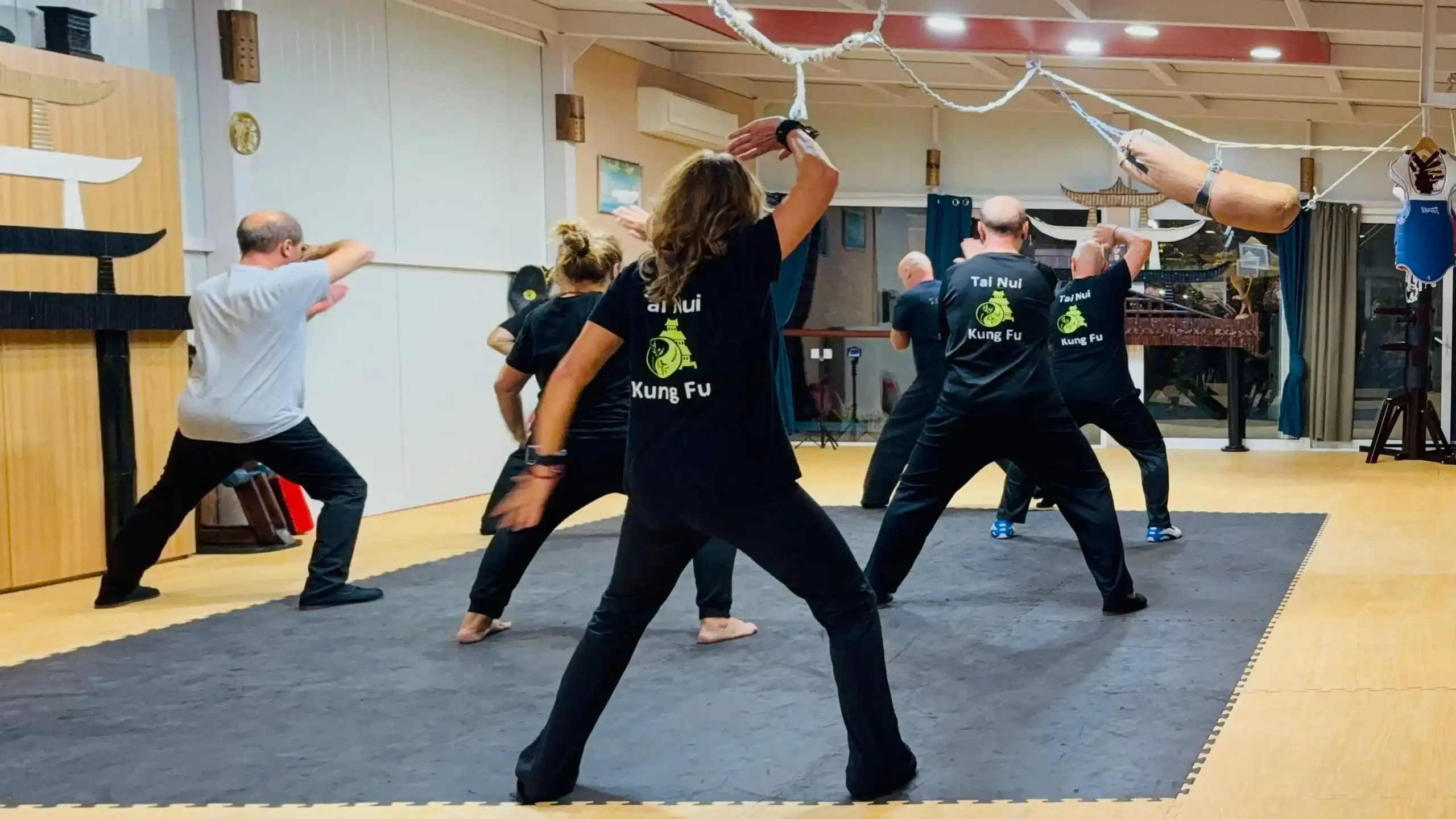 Φιλοσοφική Ένωση "Το Δέντρο της Ζωής" στην Βάρη προπόνηση στον εσωτερικό χώρο της σχολής.