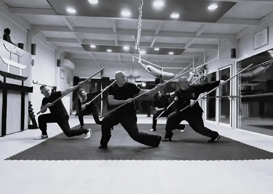 Tai Nui Kung Fu: μαθητής εκτελεί άσκηση με κοντάρι στο εσωτερικό χώρο της σχολής Φιλοσοφική Ένωση "Το Δέντρο της Ζωής"