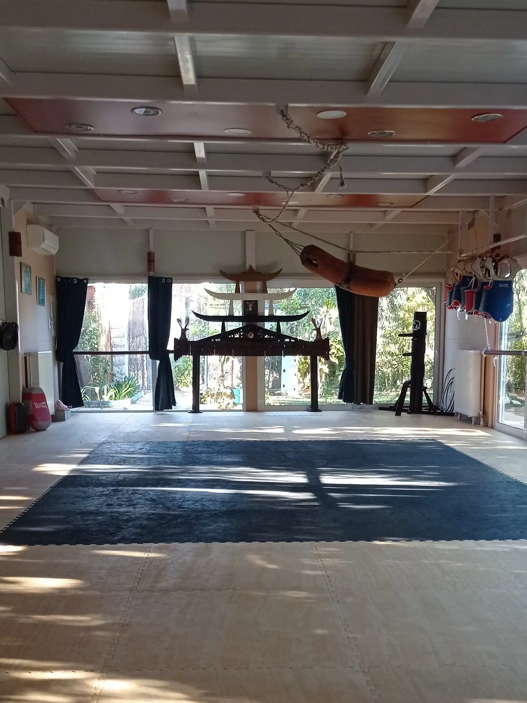 Εσωτερικός χώρος σχολής Φιλοσοφικής Ένωσης "Το Δέντρο της Ζωής" Tai Nui Kung Fu στη Βάρη με εξοπλισμό πολεμικών τεχνών και ταμπλό όπλων