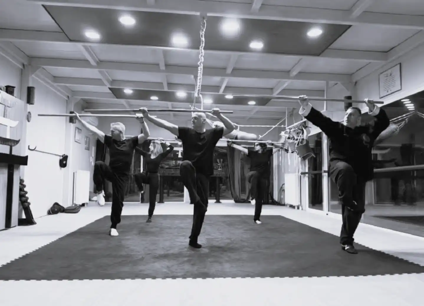 Ασκούμενοι πολεμικών τεχνών Tai Nui Kung Fu στη Βάρη σε εσωτερικό χώρο εκτέλεσης μορφών