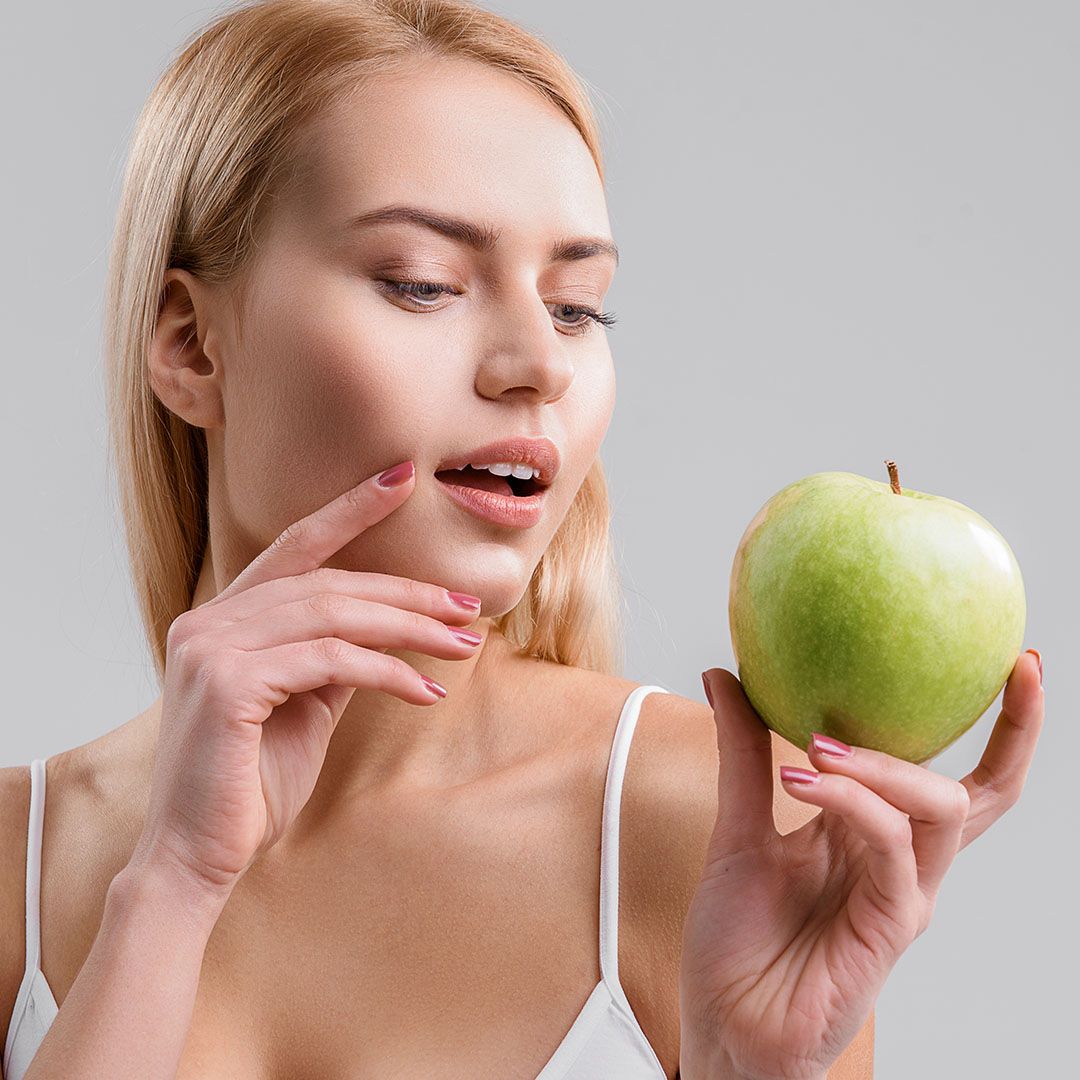 Post-3_Veneers vs Implants.jpg