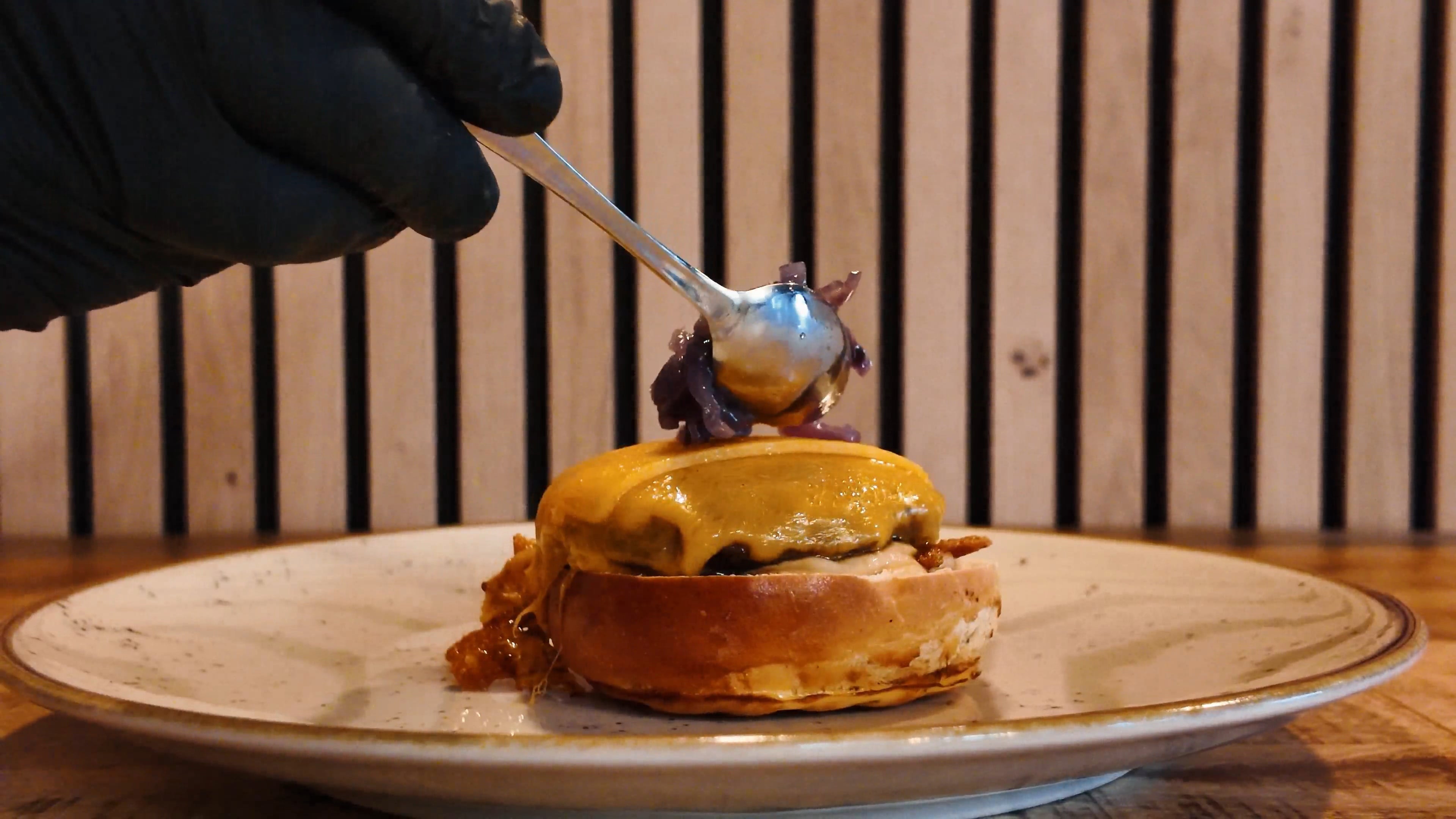Burger signature maison en préparation chez Thibster’s, friterie à Visé