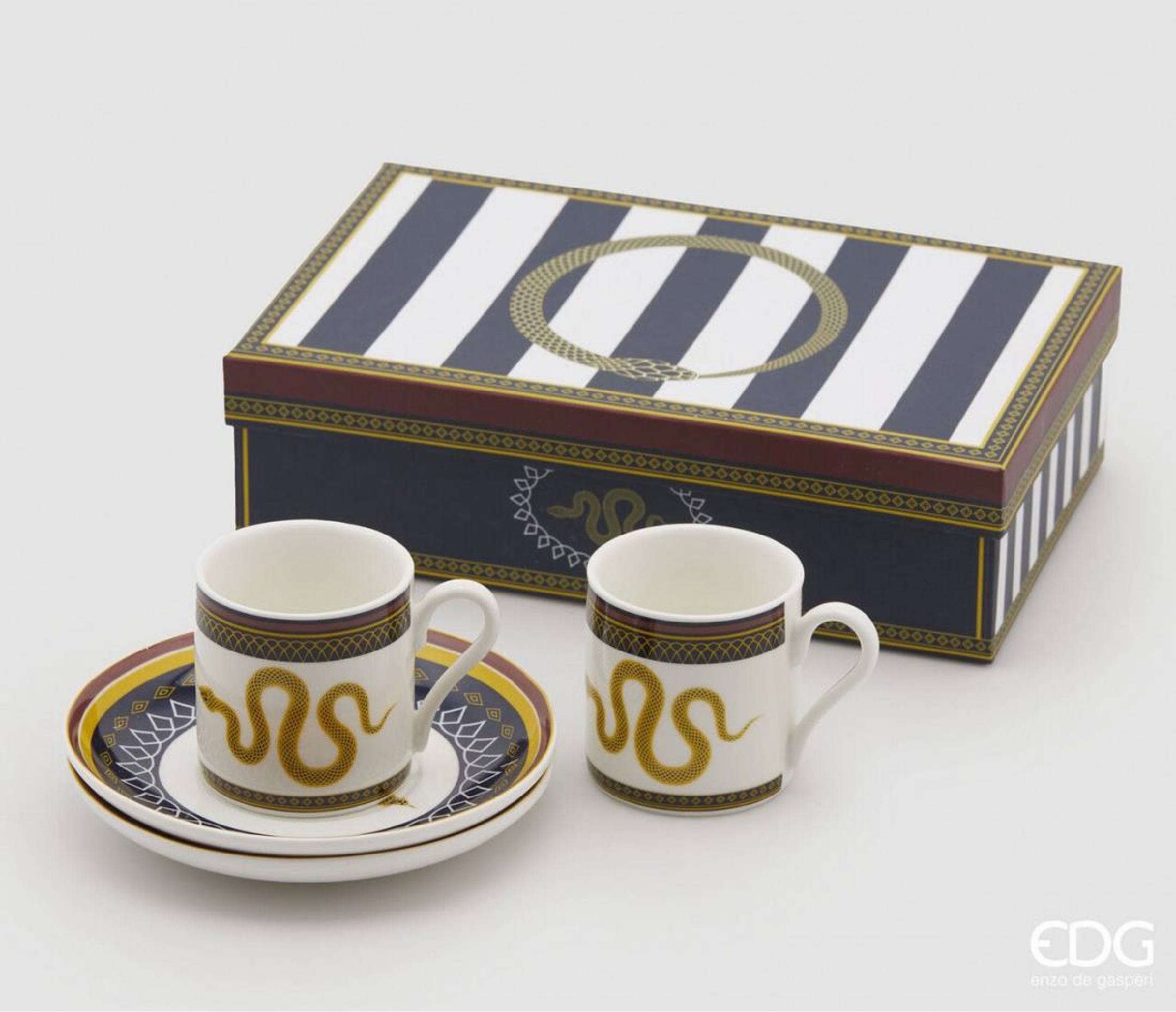 A refined coffee set designed for shared moments. This set includes two cups and matching saucers, featuring a clean white base with black accents and a detailed serpentine motif. The balanced design combines decorative elements with a structured pattern, creating a timeless look suitable for both everyday use and styled table settings. Presented in a decorative box, it is also a thoughtful gift option. 