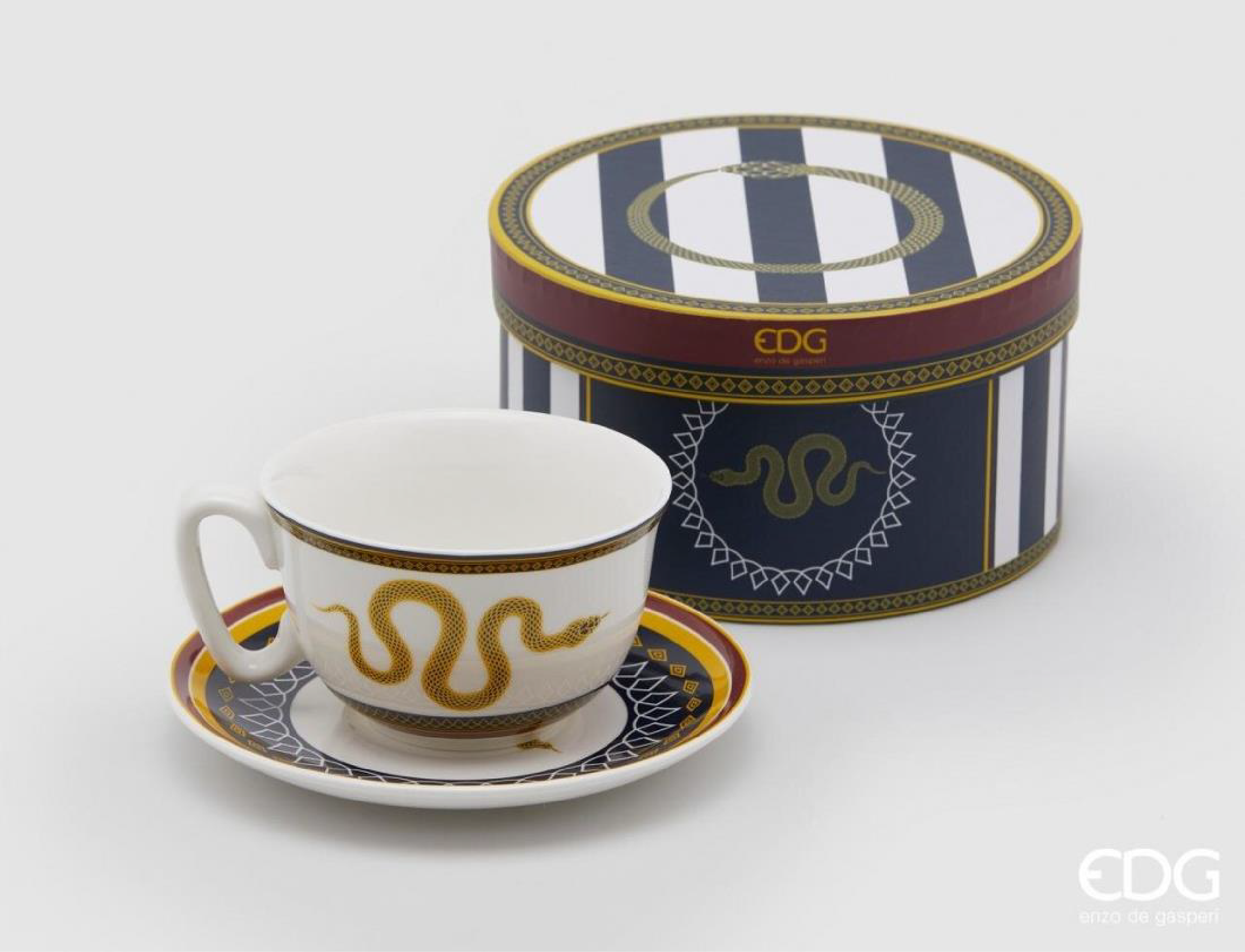 A refined tea cup and saucer set designed for a calm and elegant tea experience. Featuring a white base with black accents and a detailed serpentine motif, the design combines classic structure with decorative elements. The balanced composition and subtle pattern make it suitable for both everyday use and styled table settings. Presented in a decorative box, it also works well as a thoughtful gift.
