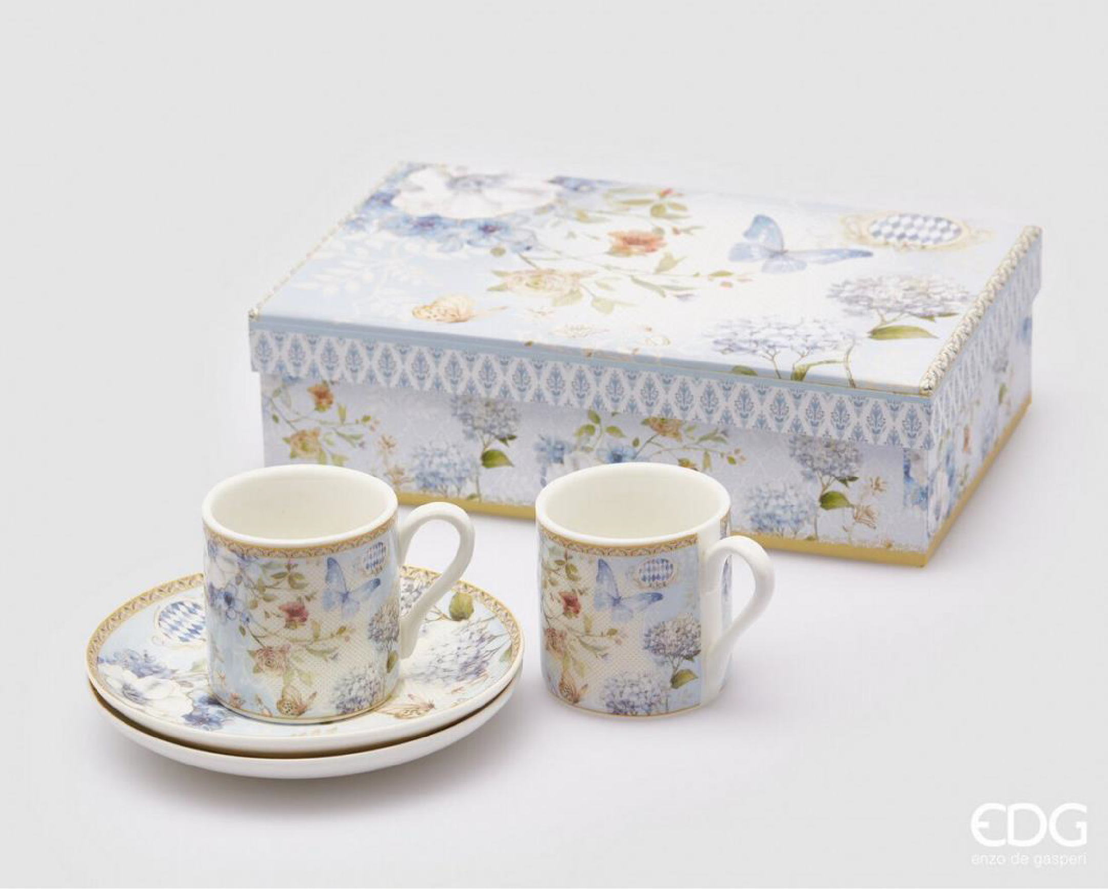 A light and decorative coffee set designed for everyday moments and relaxed gatherings. This set includes two cups and matching saucers, featuring a soft azure palette with floral and butterfly details. The delicate composition and gentle tones create a calm and inviting atmosphere, making it suitable for both daily use and styled table settings. Presented in a decorative box, it also serves as a thoughtful gift. Short description
Coffee set for two in an azure palette with floral and butterfly details. Includes two cups and saucers. 